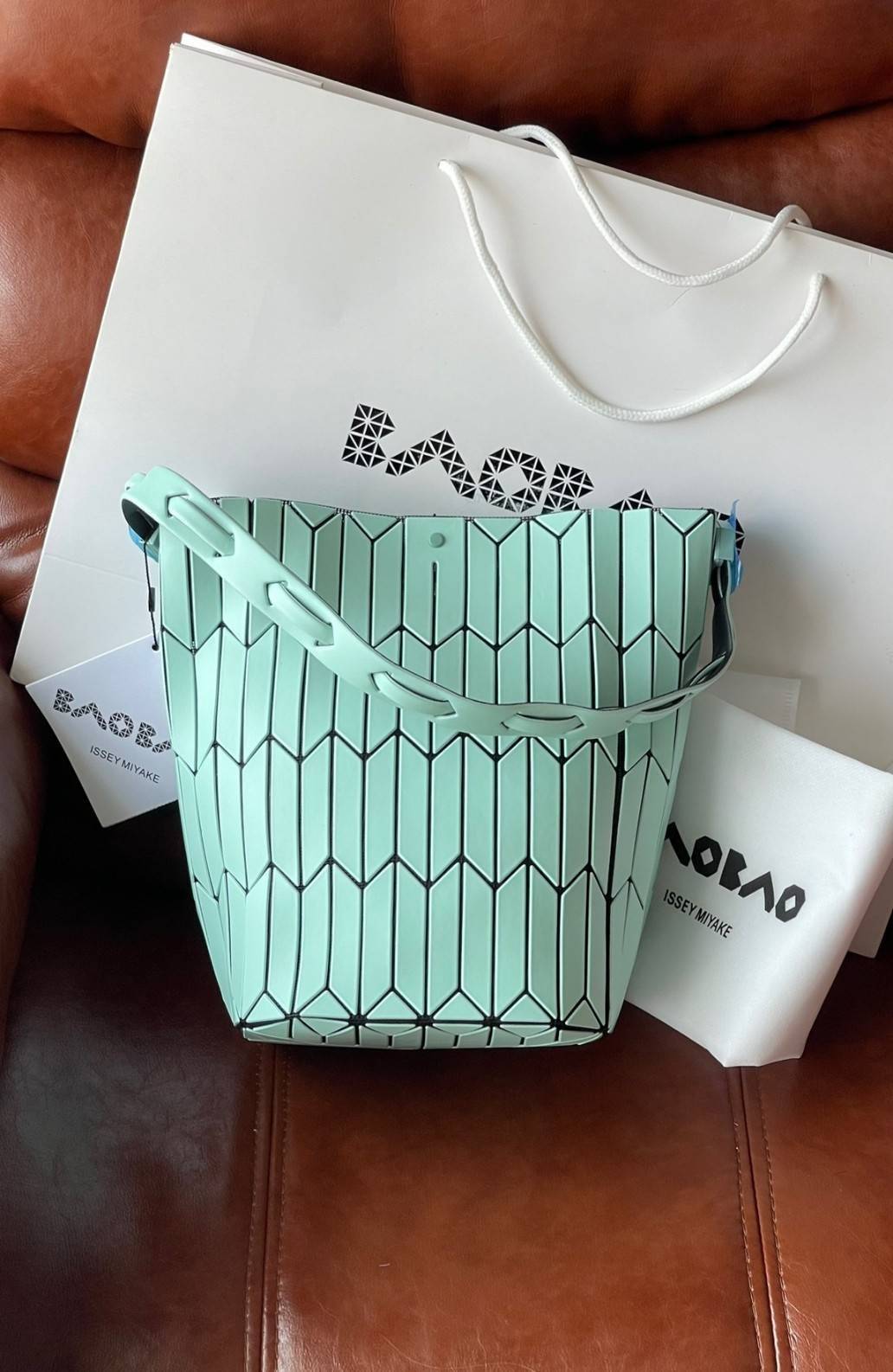 Baobao Issey Miyake Large Bucket กระเป๋าบัคเก็ตขนาดใหญ่สามารถใช้ใส่ร่มพับได้หรือขวดน้ำขนาดเล็กได้ ซีรีย์ใหม่นี้มีจุดเด่นที่แผ่นรูปทรงสี่เหลี่ยมด้านขนานในแนวตั้ง