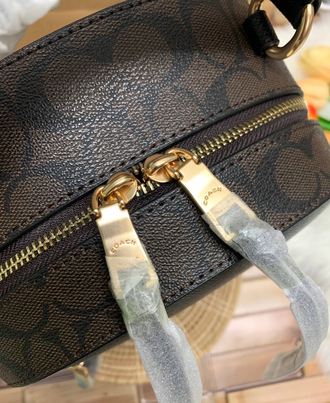 COACH JORDYN BACKPACK IN BLOCKED SIGNATURE ((76622//76624//76715)) พร้อมส่ง กระเป๋าสะพายหลังแบบมีหูหิ้ว หนังแท้ หนังนิ่มอย่างดีเลยค่า ด้านหน้ามีช่องซิปหนึ่งช่องสำหรับใส่ของจุกจิกนะคะ เปิดปิดช่องหลักแบบซิปคู่ หัวซิปมีหนังห้อยมาให้ ภายในกระเป๋าโล่งใส่สัมภาร