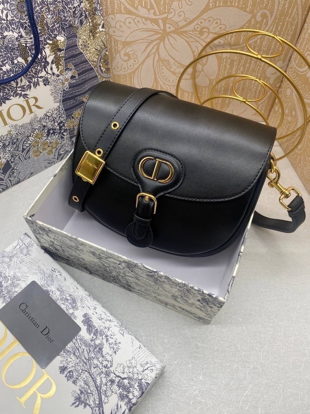 Dior Bobby Medium Bag กระเป๋าสะพายทรงโฮโบรุ่นยอดนิยม คลาสสิคสุดหรู ด้วยสัดส่วนที่กลมกลืนลงตัวอย่างสวยงาม เกรดท็อปออริ ใช้งานต่างประเทศได้