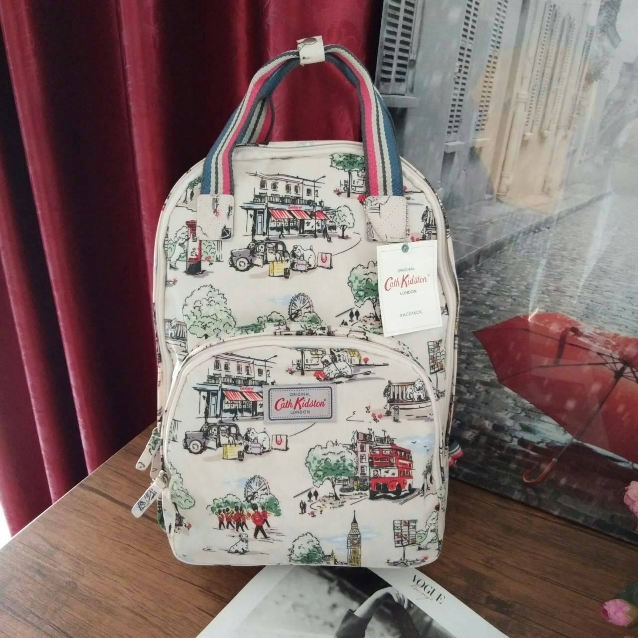 Cath Kidston Backpack Bag - กระเป๋าเป้ สไตล์วินเทจสุดฮิต - เปิด/ปิดกระเป๋าด้วยซิปรอบ - ภายใน มีช่องซิปใหญ่ใส่ของ 2 ช่อง จุของได้เยอะ - ด้านหน้ามีช่องซิปเล็ก 1 ช่อง