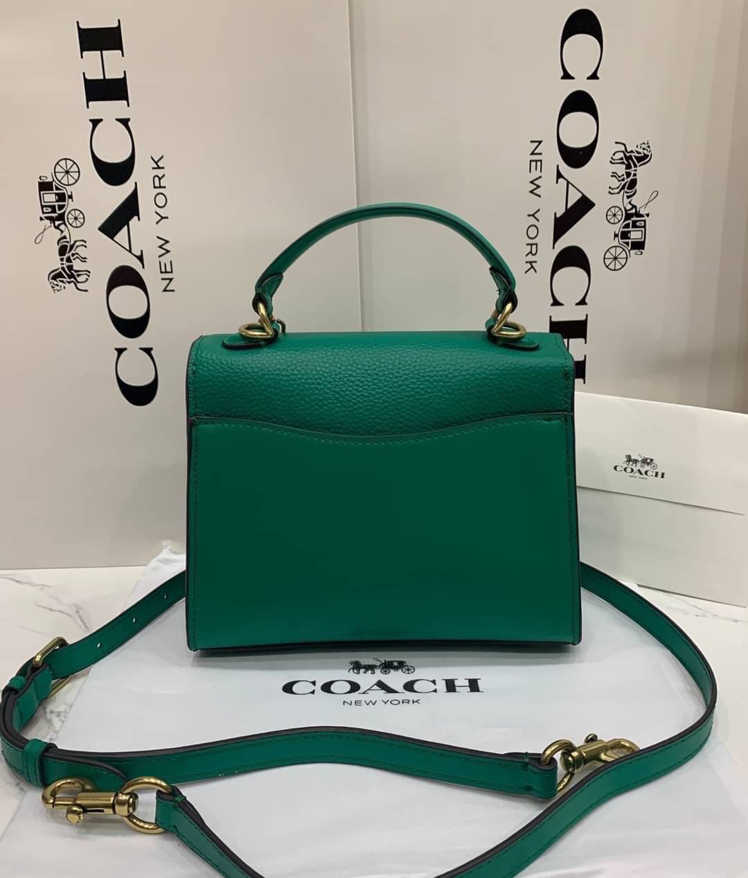 COACH TABBY TOP HANDLE 20 พร้อมส่งที่ไทยค่ะ! กระเป๋าหิ้ว//สะพายข้างได้ หนังแท้อย่างดี กหนึ่งใบทำหนังสองลายได้อย่างสวยงาม พร้อมโลโก้รุ่นใหม่ล่าสุดดูดีมากๆค่ะ เปิดปิดกระเป๋าแบบกดล็อค ภายในมีช่องหลักสองช่อง ใส่มือถือได้ทุกรุ่น;กระเป๋าเงินใบกลางได้;ของจำเป็นจ