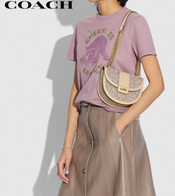 COACH ALIE SADDLE BAG IN SIGNATURE JACQUARD (C4694//C3464) New item!! กระเป๋าสะพายทรง saddle ดีไซน์วินเทจย้อนยุค แฝงความหรูในตัวด้วยอะไหล่สีทองเหลือง โดดเด่นไม่ซ้ำใครแน่นอน วัสดุผ้า jacquard สลับหนังแท้ ภายในเป็นช่องโล่ง มาพร้อมสายสะพายครอสบอดี้ ที่สามารถ