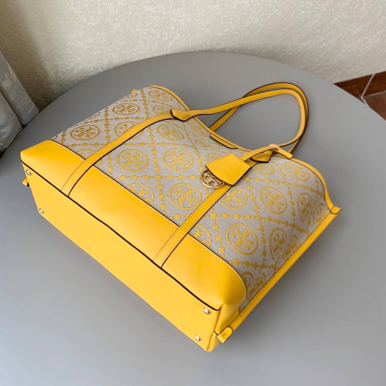 ของแท้ 💯% TORY BURCH PERRY T MONOGRAM TRIPLE-COMPARTMENT TOTE กระเป๋าสะพายทรง SHOPPING BAG ผ้าแคสวาสมปักลายสัญลักษณ์แบรนด์ สวยหรูอยู่ทรง ด้านหน้าปักโลฟดก้ลงบนหนังแท้ ภายในมีข่องใหญ่3ช่อง เป็นช่องซิปและช่องข้างขนาบ2ช่อง กว้างและจุของได้เยอะมาก