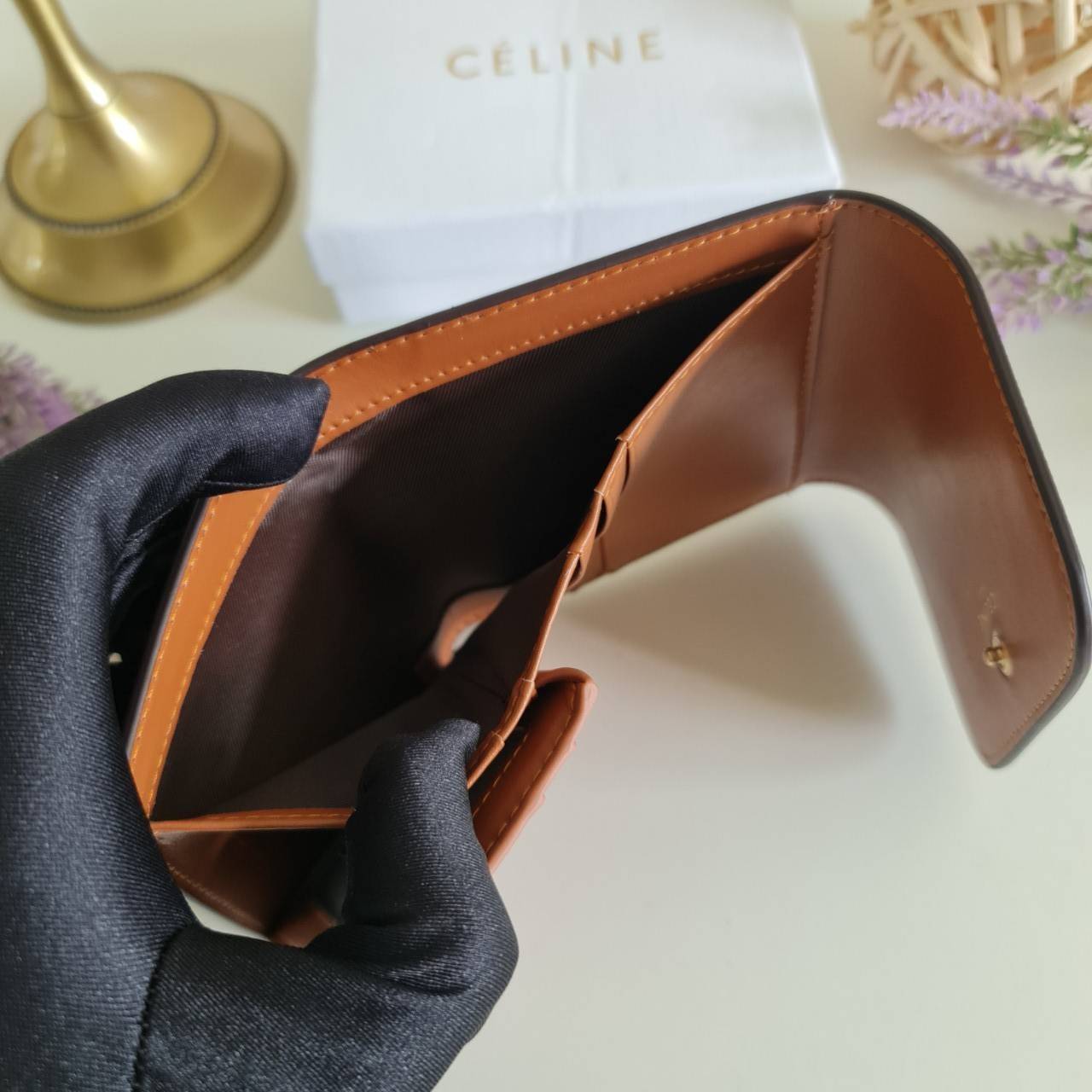 พรีเมี่ยมกิ๊ฟแท้ 100% 】CELINE SMALL TRIOMPHE WALLET IN SHINY SMOOTH LAMBSKIN VIP GIFT WITH PURCHASE (GWP) พรีเมี่ยมกิ๊ฟ Member Gift Limited Edition จาก CELINE HAUTEPARFUME COUNTER กระเป๋าสตางค์งานดี งานสวยสุดๆๆๆ มี 3พับ ขนาดกะทัดรัด เหมาะมากกก มีช่องใส่เห