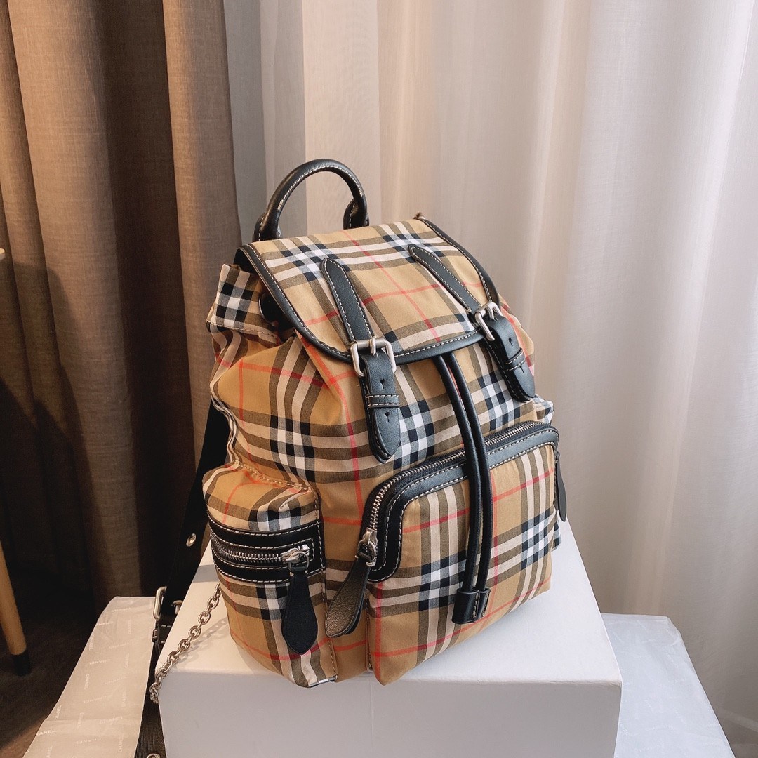 BURBERRY BAGPACK VIP GIFT WITH PURCHASE (GWP) พรีเมี่ยมกิ๊ฟ Limited Edition จาก BURBERRY วัสดุผ้าCanvasสลับหนัง เป้ทรงสวย