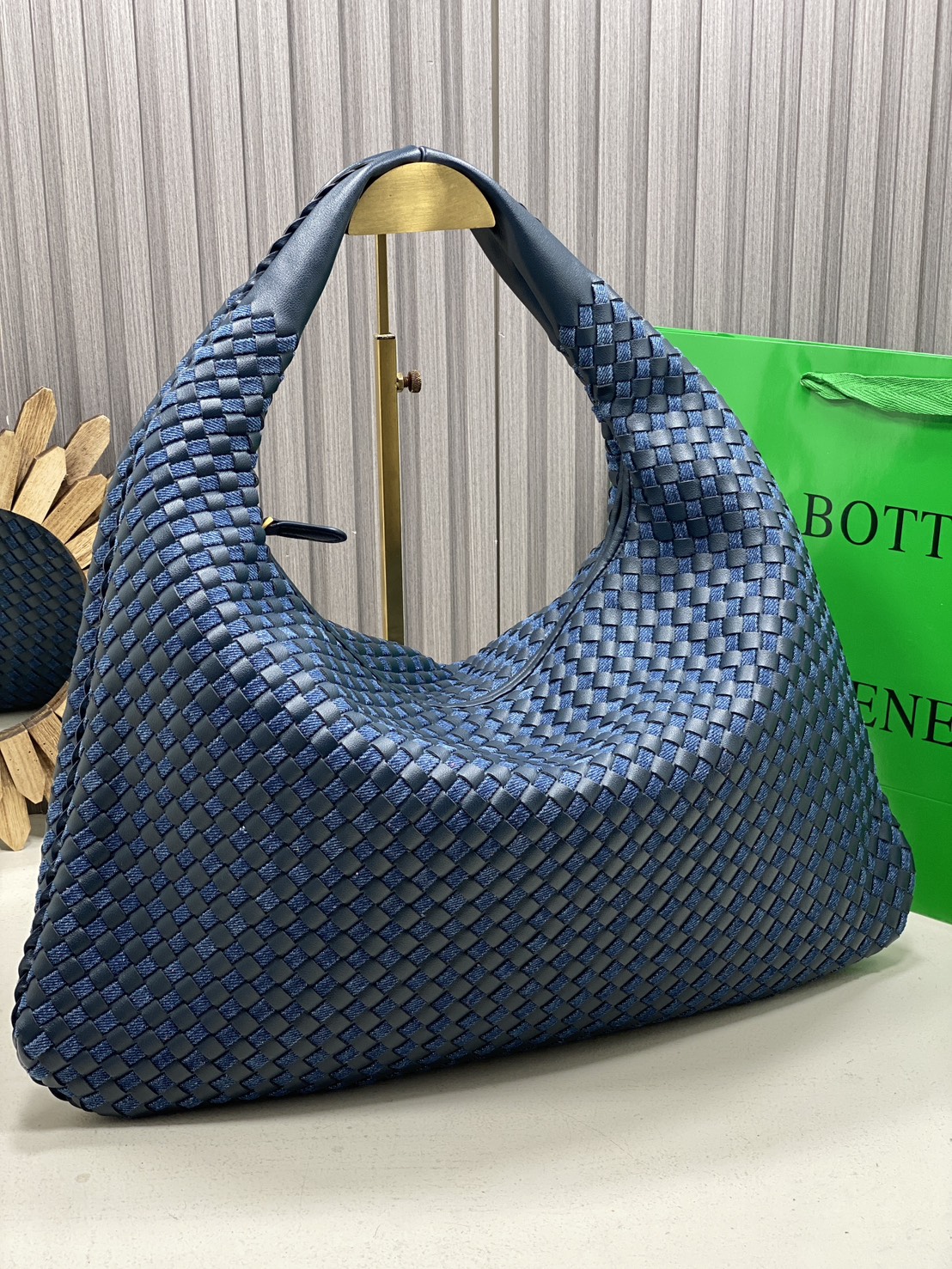 BOTTEGA Large Hop Shoulder Bag 48cm / BOTTEGA Hobo Bag กระเป๋าสะพายไหล่ใบใหญ่ จุของได้เยอะมาก ดีไซส์สานเป็นเอกลักษณ์สวยงาม