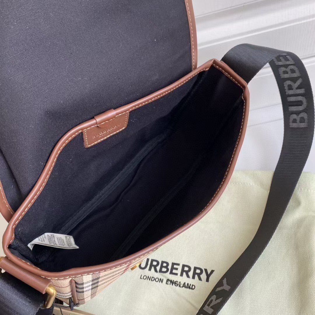 BURBERRY MESSENGER VINTAGE BAG VIP GIFT WITH PURCHASE (GWP) พรีเมี่ยมกิ๊ฟ Limited Edition จาก BURBERRY วัสดุหนังทั้งใบลายวินเทจ ตกแต่งคาดเข็มขัดด้านหน้า เปิดปิดด้วยกระดุมแม่เหล็ก ภายในมีช่องใส่ของโล่งกว้าง สามารถใส่มือถือ ipad mini ของจุกจิกได้