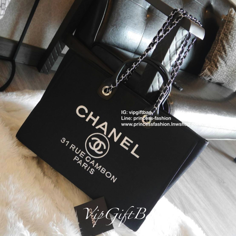 Chanel tote canvas bag จากงานพรีเมี่ยม VIP GIFT รุ่นดังเลยค้า Size ใหญ่อลัง บอกเลยว่า *งานดีที่สุด ตัวกระเป๋า กระเป๋าผ้าเป็นผ้า canvas เนื้อดีสมราคา สัมผัส นุ่มลื่นมือมากกกก อะไหล่เงินปั้มแบรนด์แท้ทั้งใบ ด้านหน้าปัก logo แบรนด์สุดหรู จุของได้เยอะมากก มีช่