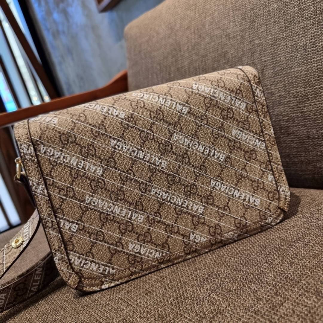 GUCCI x Balenciaga Horsebit 1995 รุ่นเด็ดสุด!! ฮ็อตสุด!! ที่ไม่ว่าใครก็ต้องรอคอย กับโปรเจคสุดเลิศ Balenciaga × Gucci strap shoulder bag กระเป๋าสะพายไหล่/สะพายข้าง ดีไซน์ใหม่ที่คอลแลบระหว่าง 2 แบรนด์สุดโต่งในเรื่องแฟชั่น รับรองความสวยไม่โป๊ะ วัสดุหนังแคนวา