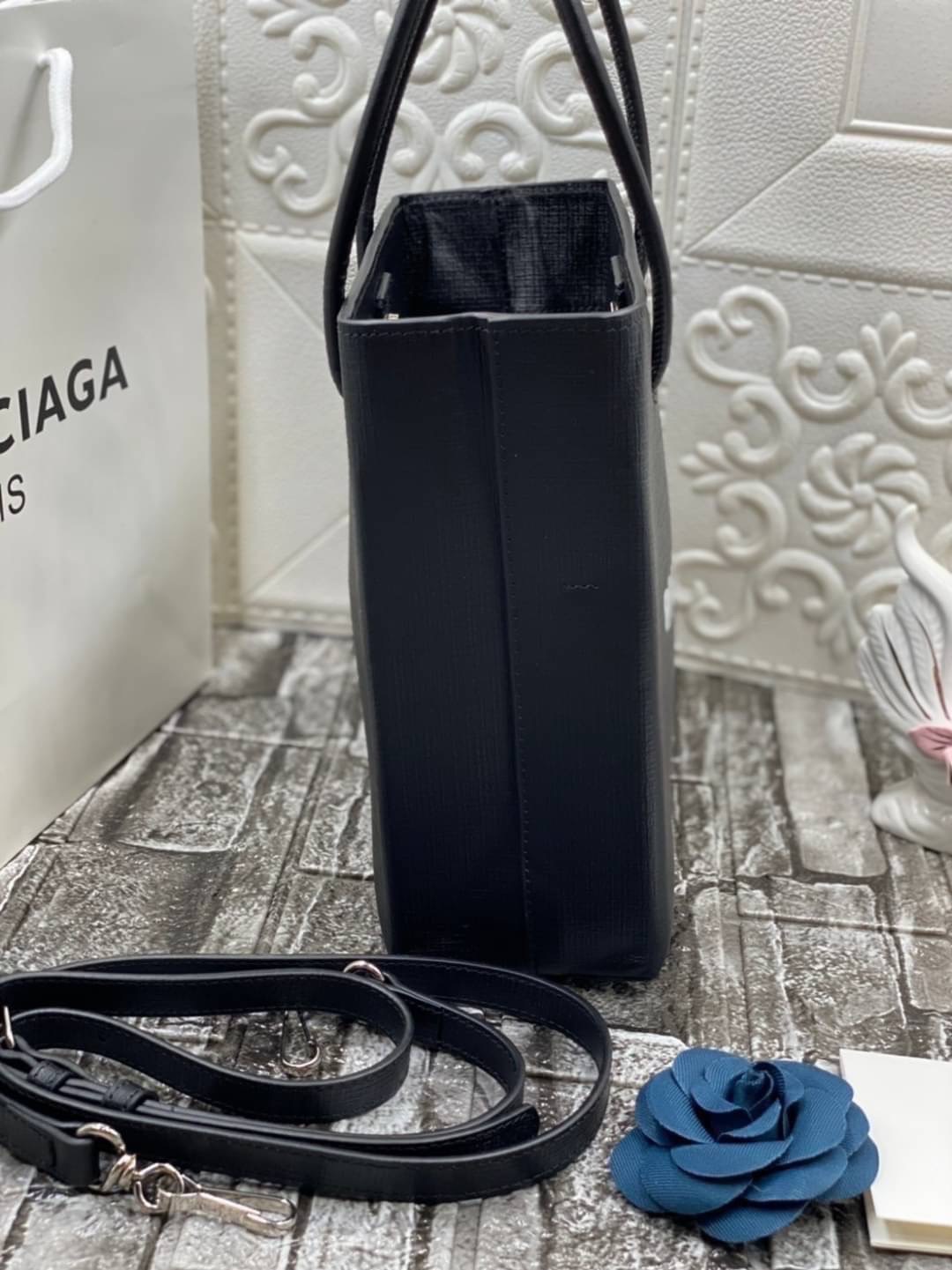 หนังแท้ BALENCIAGA XXS TOTE / Balenciaga shopping tote xxs พกกระเป๋าช้อปปิ้ง ไปทุกที่ในฤดูกาลนี้ ดีไซน์ที่ใช้ได้ทุกวันตั้งแต่หนังแบบมีเท็กซ์เจอร์ ภาพสินค้าถ่ายจากงานขายจริง ใช้งานต่างประเทศได้