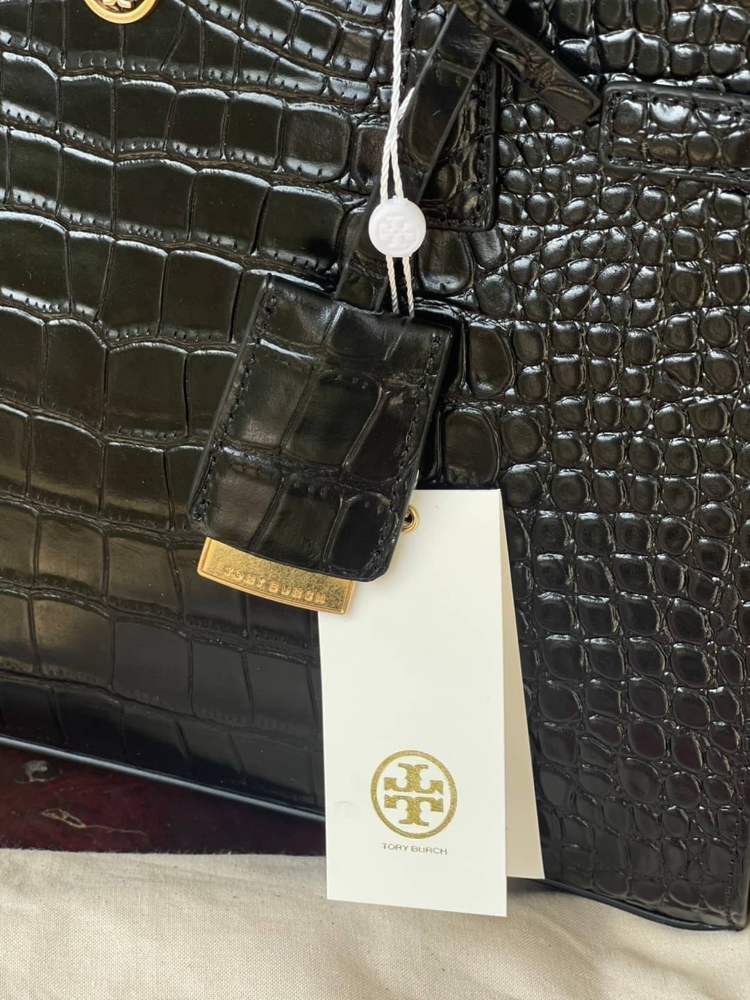 Tory Burch Walker Embossed Small Satchel Collection นี้เหมาะสำหรับผู้หญิงที่มีความสุขุมและเป็นผู้ใหญ่ เพราะดีไซน์ของกระเป๋าหนังรุ่นนี้ได้ผลิตออกมาโดยเน้นความเรียบง่าย เป็นทางการและดูแพง
