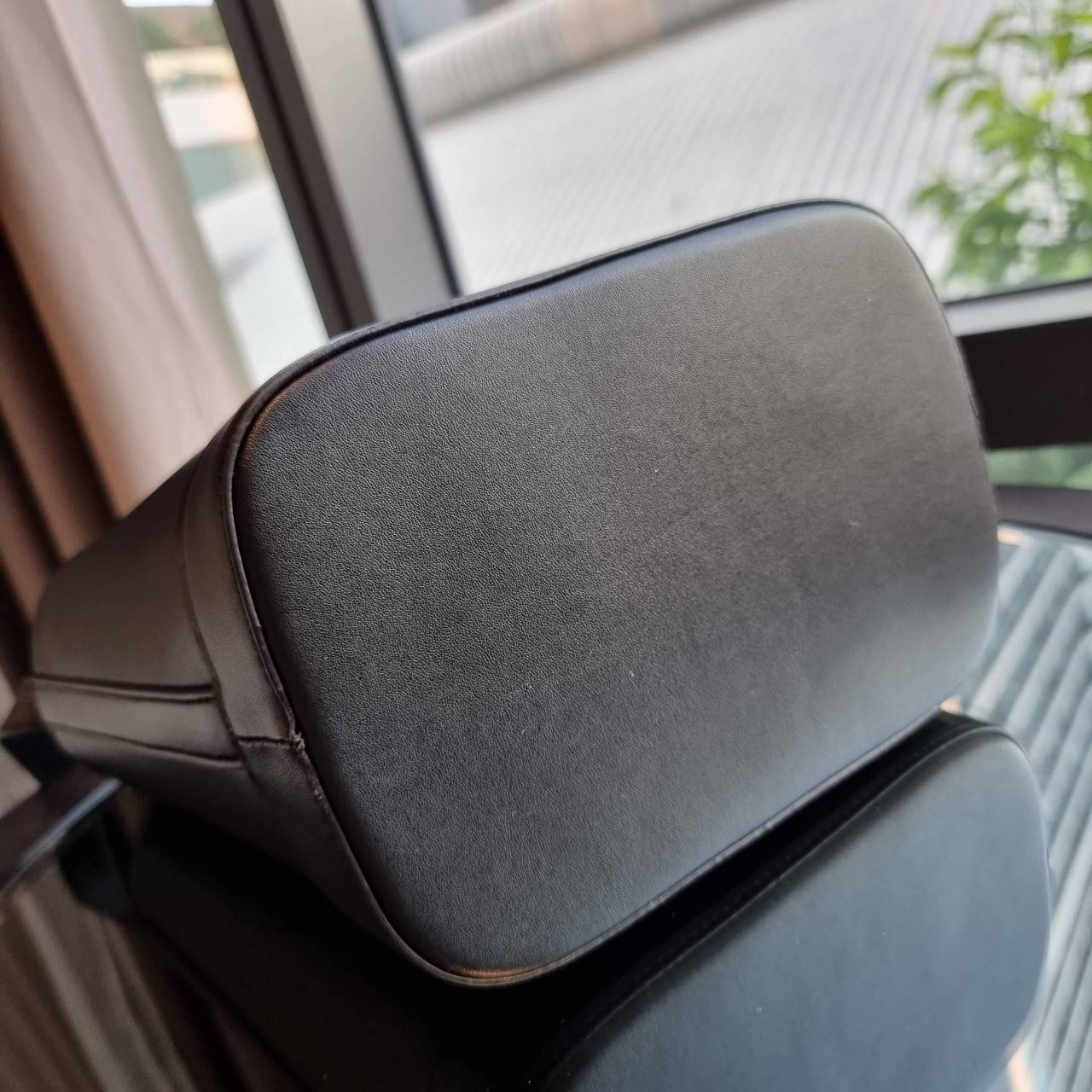 VIP 】CELINE BUCKET BAG CUIR TRIOMPHE คอลเลคชั่นใหม่ ฮิตข้ามปี กับกระเป๋าสะพายทรงถัง ใช้งานง่ายที่สุด สายสะพายในตัว ปรับใช้ได้เลย วัสดุหนังวัว เรียบหรู ผู้ดีไปอีก โดดเด่นด้วยโลโก้เอกลักษณ์ มีกระดุมปิดที่ปากกระเป๋า ภายในโล่งกว้าง ใส่ของแบบจุๆไปเลย เป็นรุ่นท