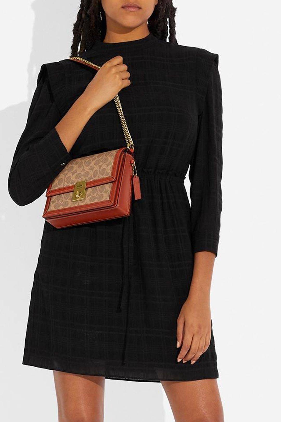 COACH 3492 HUTTON SHOULDER BAG IN SIGNATURE CANVAS sold out ไปกันทั่วหน้าในหลายประเทศ กับกระเป๋าสะพายที่สุดของความหรู ดีไซน์คลาสสิควินเทจ ลูกเล่นสีแทนสนิมตัดกับอะไหล่สีทองเหลืองดูย้อนยุคและหรูหรา วัสดุหนังแคนวาสสลับหนังแท้ สายสะพายโซ่สลับหนัง ปรับสะพายได้