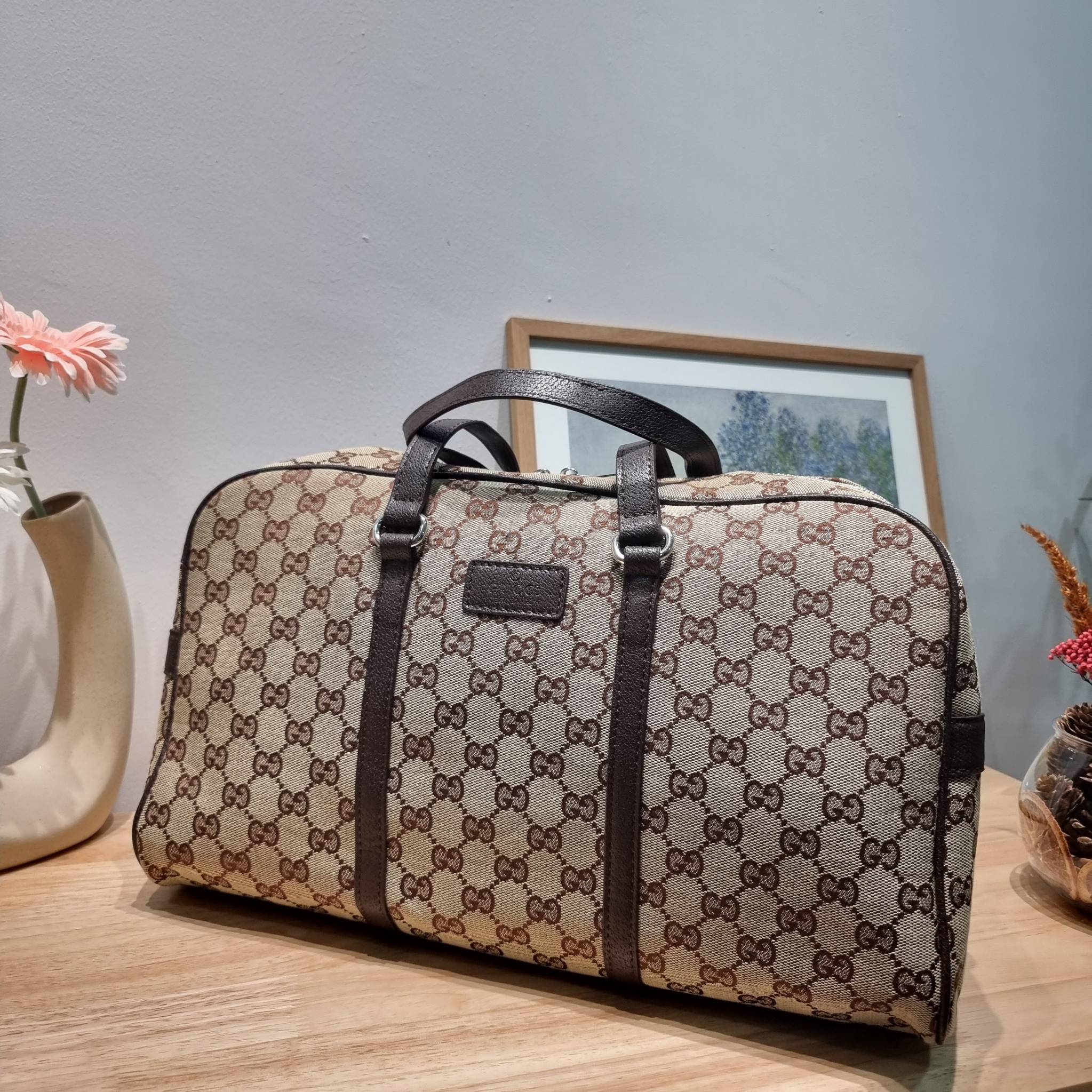 GUCCI Monogram Boston Duffle Bag / Gucci boston travel bag ใหม่ไปเลยกับกระเป๋าเดินทาง เตรียมความพร้อมสำหรับทริปเที่ยวช่วงสิ้นปี!! ดีไซน์เรียบง่าย แฝงความคลาสสิค ที่ใช้ได้ทั้งชายและหญิง วัสดุผ้าแคนวาสทนทาน