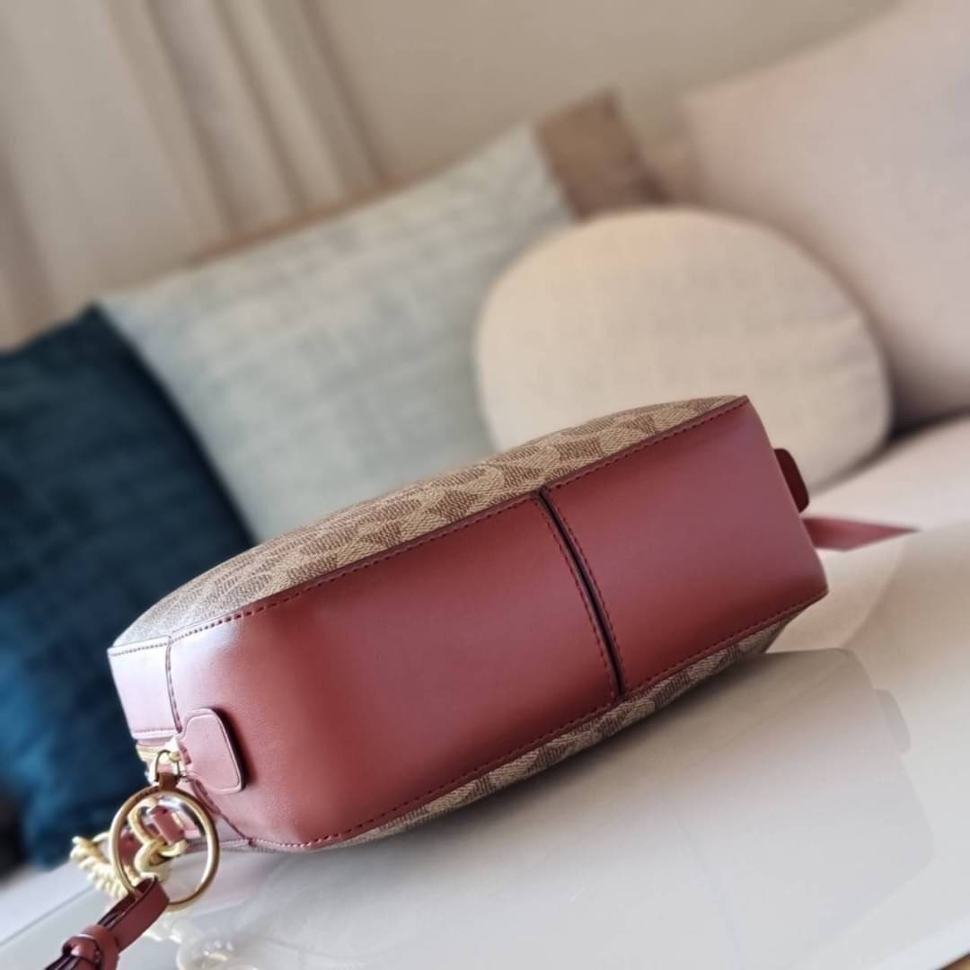 COACH 31208 CAMERA BAG IN SIGNATURE CANVAS รุ่นหายาก กระเป๋า crossbody ทรงกล่องสวยหรู ดีไซน์ลงตัว สีแทนรัสท์โดดเด่น วัสดุหนังแคนวาสเคลือบลาย ตัดด้วยอะไหล่ทองเหลือง สวยเข้ากันสุดๆ!! เปิด-ปิดกระเป๋าด้วยซิปพวงหนัง ภายในโล่งกว้าง ใส่ของสำคัญได้ครบ ใบนี้ใบเดีย