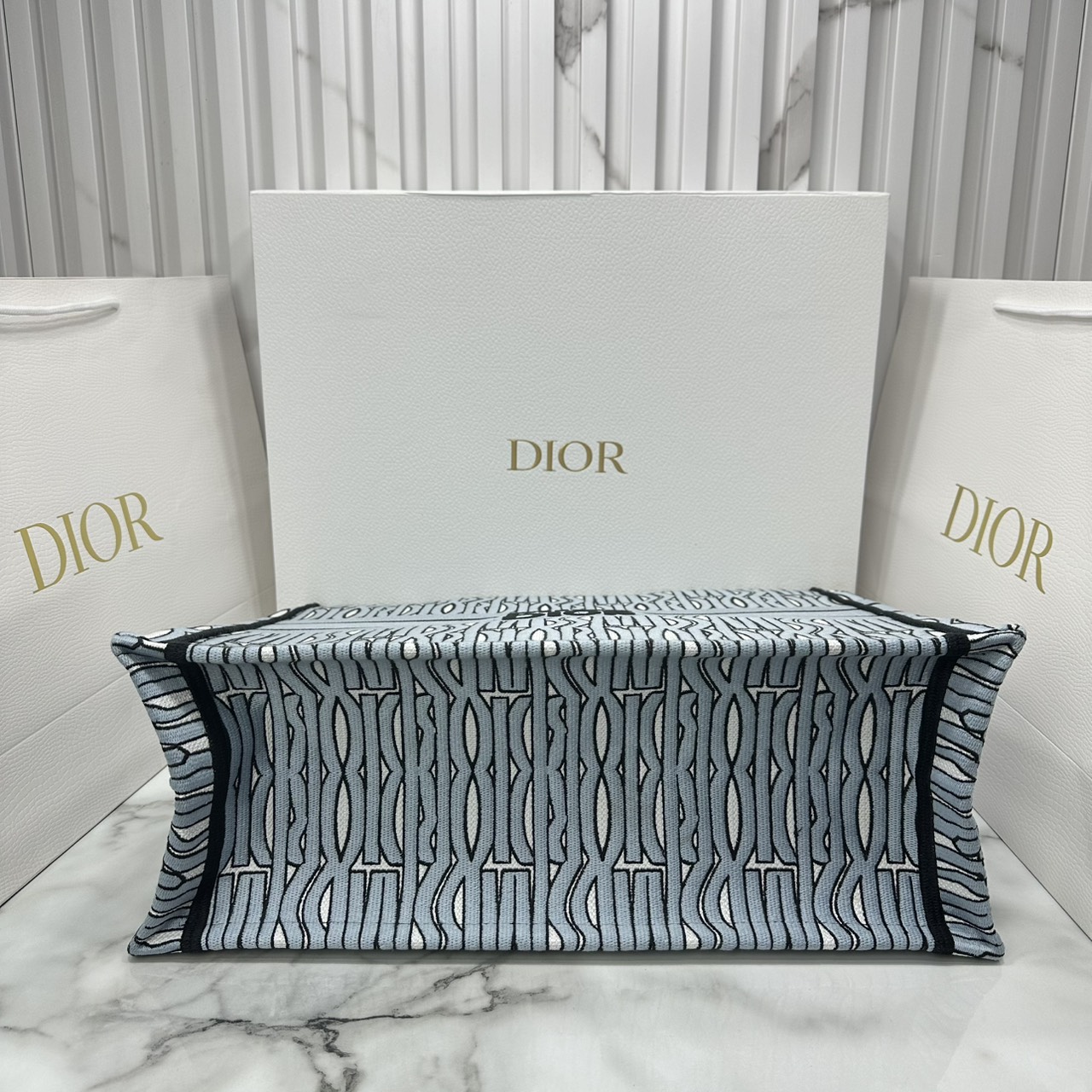 ORI หนังแท้ | Dior Miss Dior Allover Book Tote Handbag 16" กระเป๋าทรงโท้ทคอลใหม่ ดีไซน์ลวดลายกราฟฟิกสวยงามและหรูหราโดดเด่นไม่เหมือนใคร