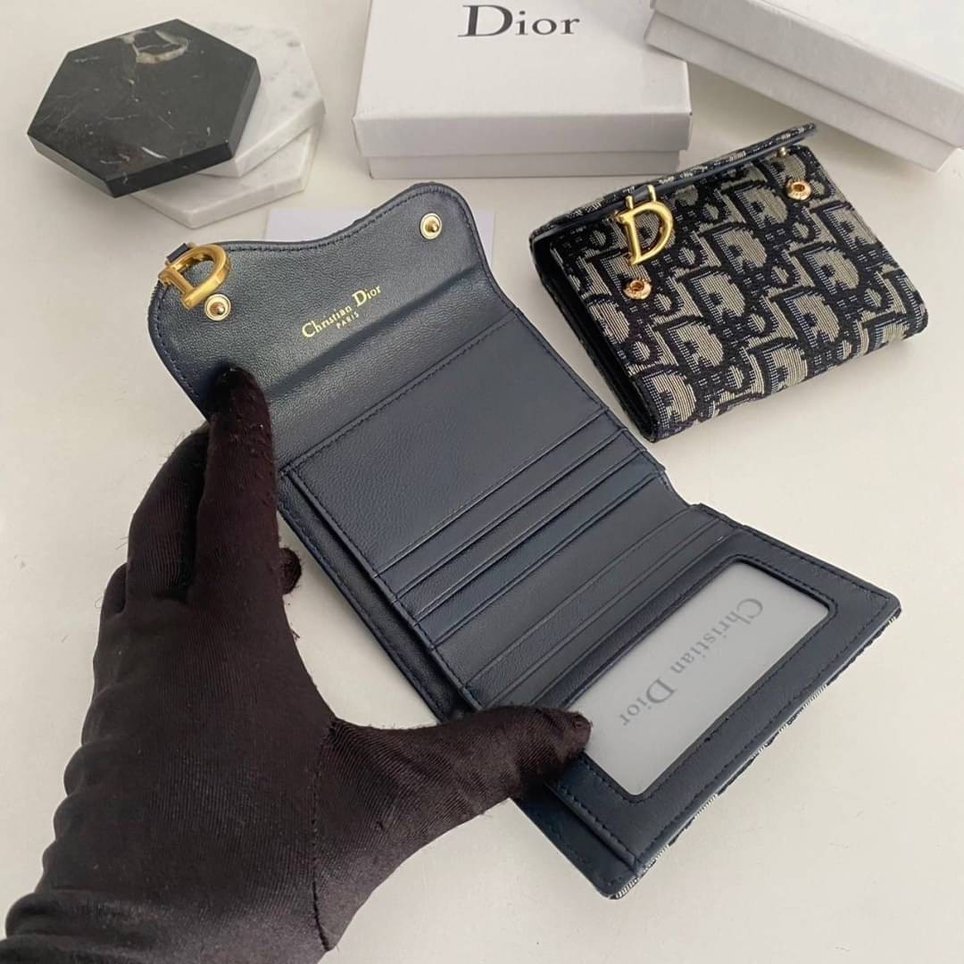 VIP 🥂DIOR Wallet Saddle Lotus / Dior tri-fold wallet กระเป๋าสตางค์ 3 พับ วัสดุหนังแท้ และผ้า Jacquard อย่างดี ทอสวยงาม ผสมผสานความสง่างามและคลาสสิกที่เข้ากับยุคสมัย ภาพสินค้าถ่ายจากงานขายจริง ใช้งานต่างประเทศได้