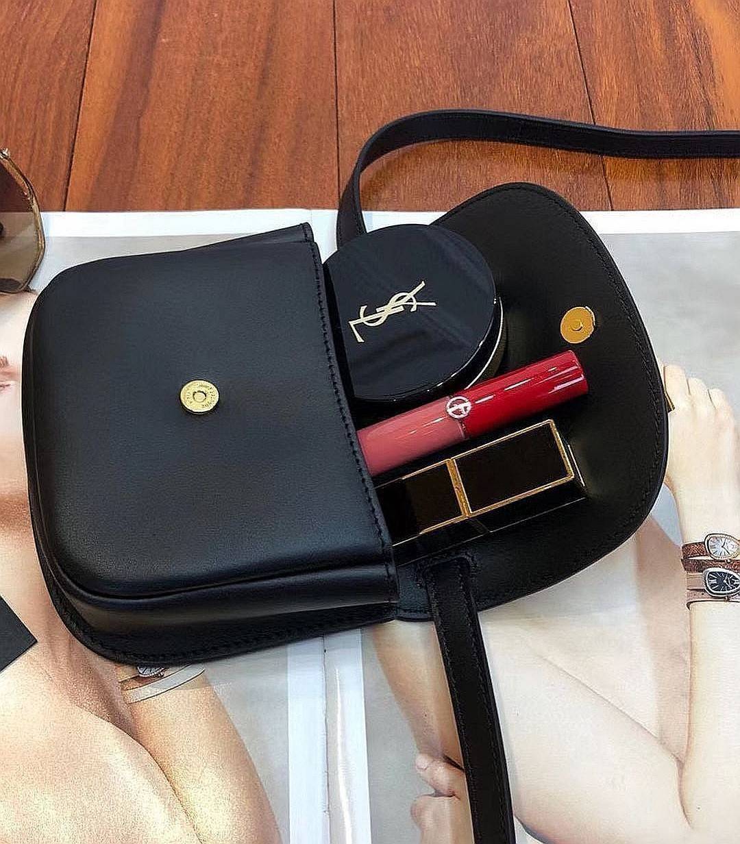 VIP 🥂 สีใหม่พร้อมส่ง! Saint Laurent Kaia Small YSL Plaque Leather Cross Body Bag / YVES SAINT LAURENT YSL BAG VIP วัสดุ Calfskin หนังเรียบอยู่ทรงเปิดปิดด้วยฝาปิดโลโก้แบรนด์อะไหล่ทอง ภายในโล่งมีโลโก้และช่องย่อยสามารถใส่มือถือของใช้จุกจิกได้เยอะ สาย