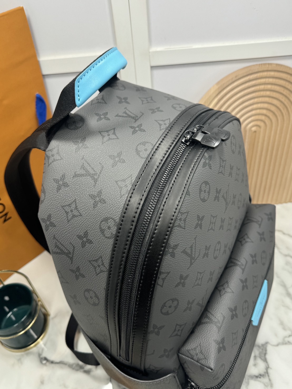 LV Discovery Backpack Turquoise Monogram Eclipse กระเป๋าเป้สะพายหลัง โทนสีใหม่คลาสสิก พื้นลายโมโนแกรมเทาดำตัดสายหนังสีฟ้า Turquoise สดใสสวยงามอย่างลงตัว เติมความมีชีวิตชีวาให้กระเป๋าแสนคลาสสิก