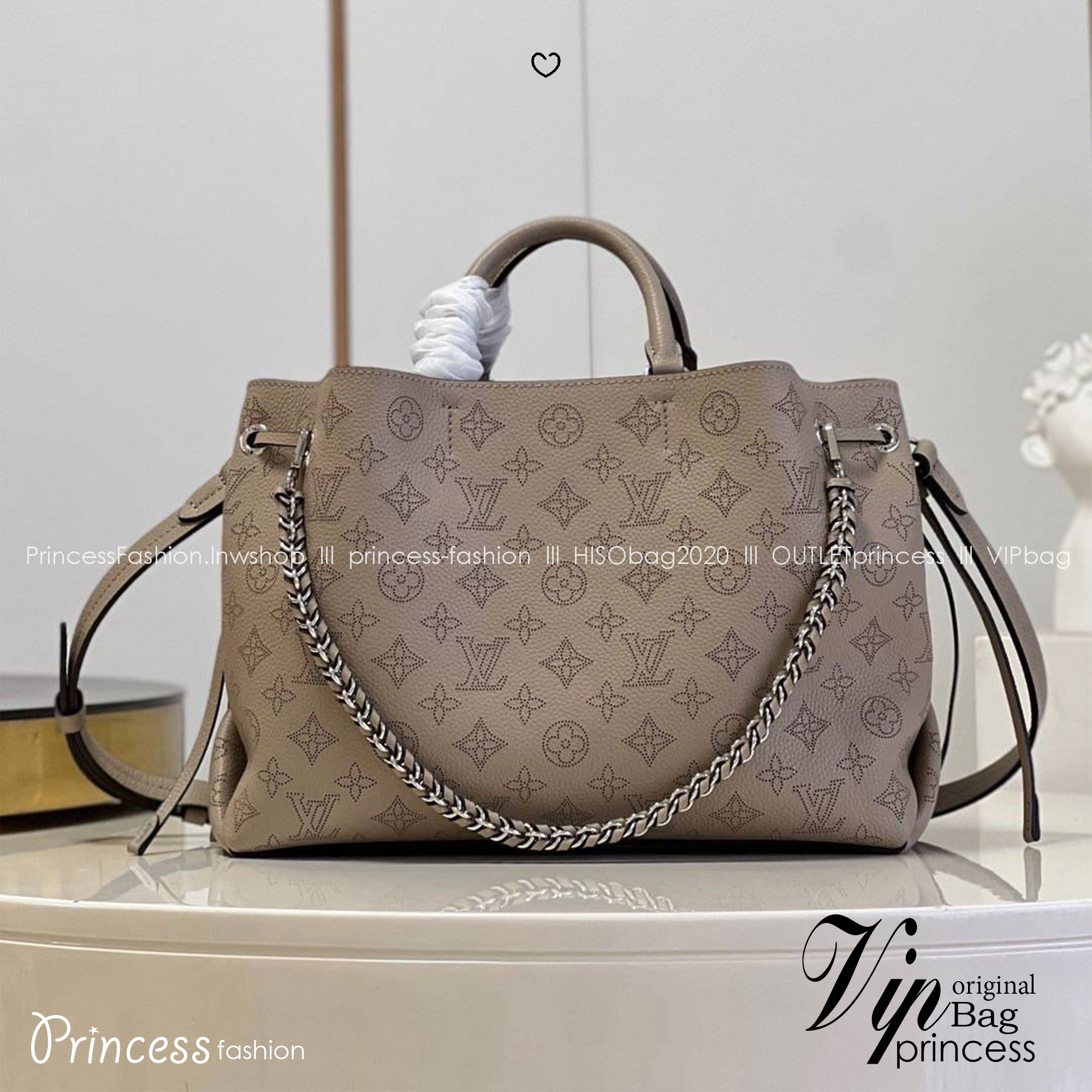 VIP ORI หนังแท้ | เกรดดีสุด LV Bella Tote Bag กระเป๋าทรงโท้ทผสานดีไซน์ทรงบัคเก็ตสุดคลาสสิก ฉลุลายโลโก้แต่งดีเทลจับจีบอย่างพิถีพิถัน หนังแท้สัมผัสนุ่มโทนสีเทาเรียบหรูสง่างาม