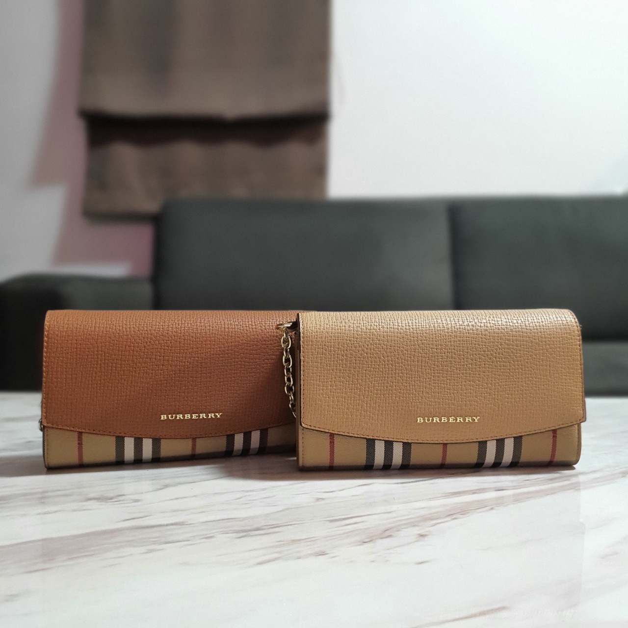 พรีเมี่ยมกิ๊ฟแท้ 100% 】BURBERRY CROSSBODY BAG กระเป๋าสะพายพรีเมี่ยมกิ๊ฟรุ่นใหม่ล่าสุด Limited จาก BURBERRY Perfume DutyFree วัสดุทำจากหนังสลับผ้าลายแบรนด์ เปิดปิดด้วยกระดุมแม่เหล็ก