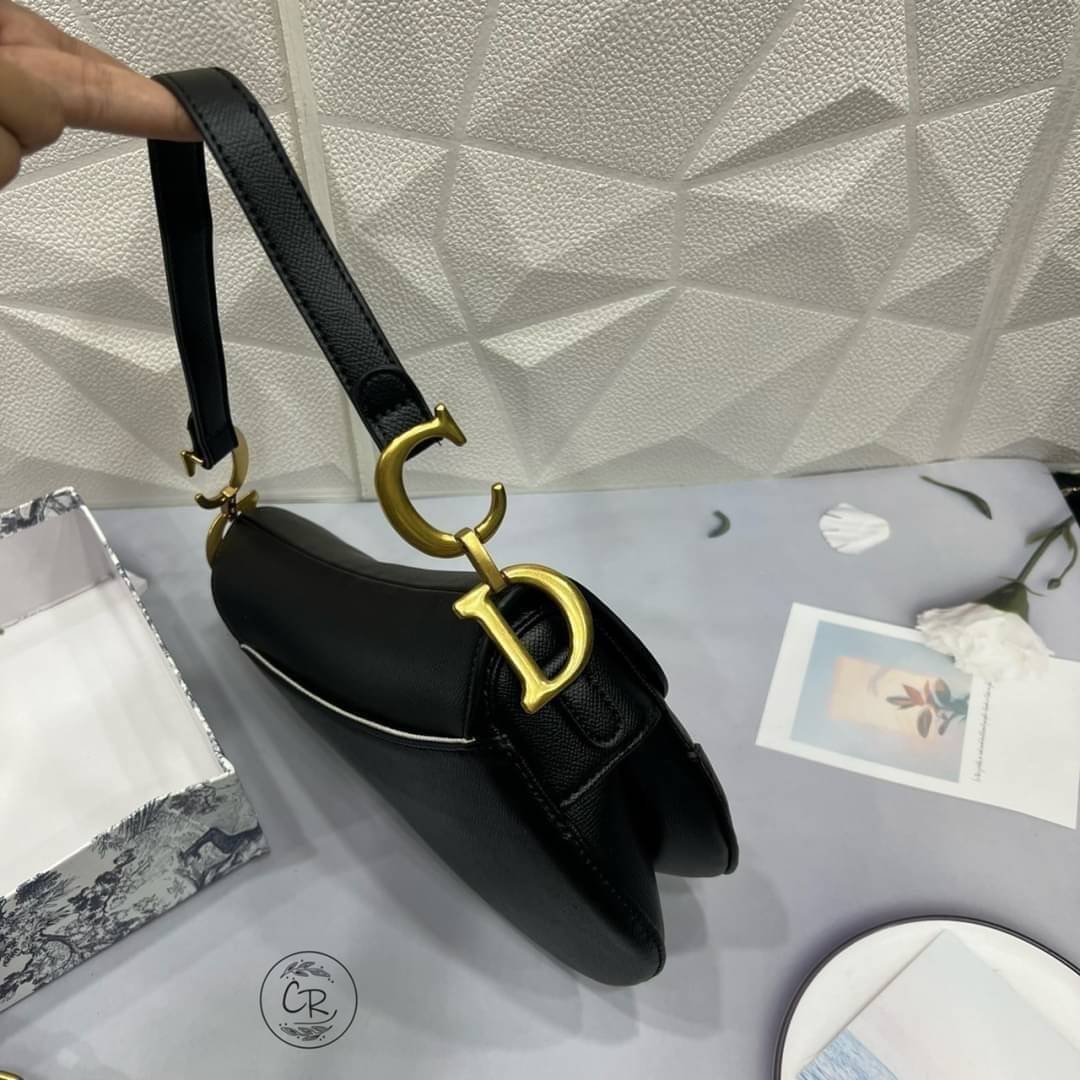 DIOR SADDLE BAG with strap กระเป๋ารุ่นยอดนิยมตามแบบฉบับแบรนด์ ใช้งานได้ 2 แบบ สะพายยาว CROSSBODY และสายสั้นถือได้เก๋ๆ ลุคนี้คูลสุดๆ เลยค่าา ภาพถ่ายจากสินค้าจริง! สวยมาก พร้อมส่งที่ไทยราคาสุดคุ้ม สาวๆ ห้ามพลาดค่ะ!