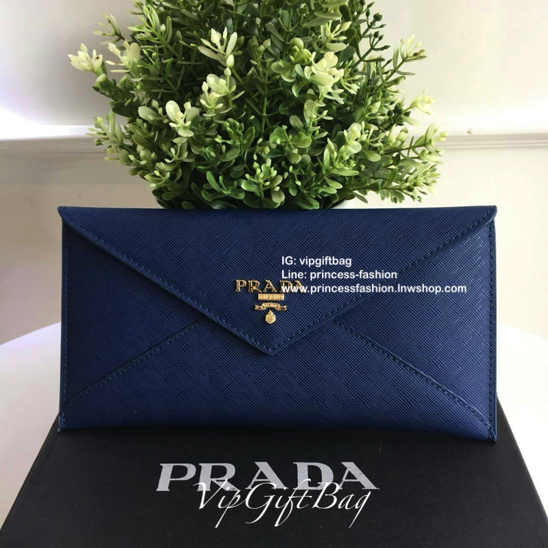 พร้อมส่งครบสีค่าาา กระเป๋าสตางค์ยาว *ทรงหรู จากงานพรีเมี่ยมกิ้ฟ จากเคาเตอร์ต่างประเทศ จากแบรนด์ PRADA ลายหนัง saffiano ของแท้ 100% เปิดปิดฝาพับ มีช่องใส่บัตร 6 ช่อง ด้านในมีช่องใหญ่2ช่อง ใส่ได้ถึงแบงค์พัน หรือจะใส่มือถือได้ถึง Iphone+ และช่องซิปใส่ของจุกจ