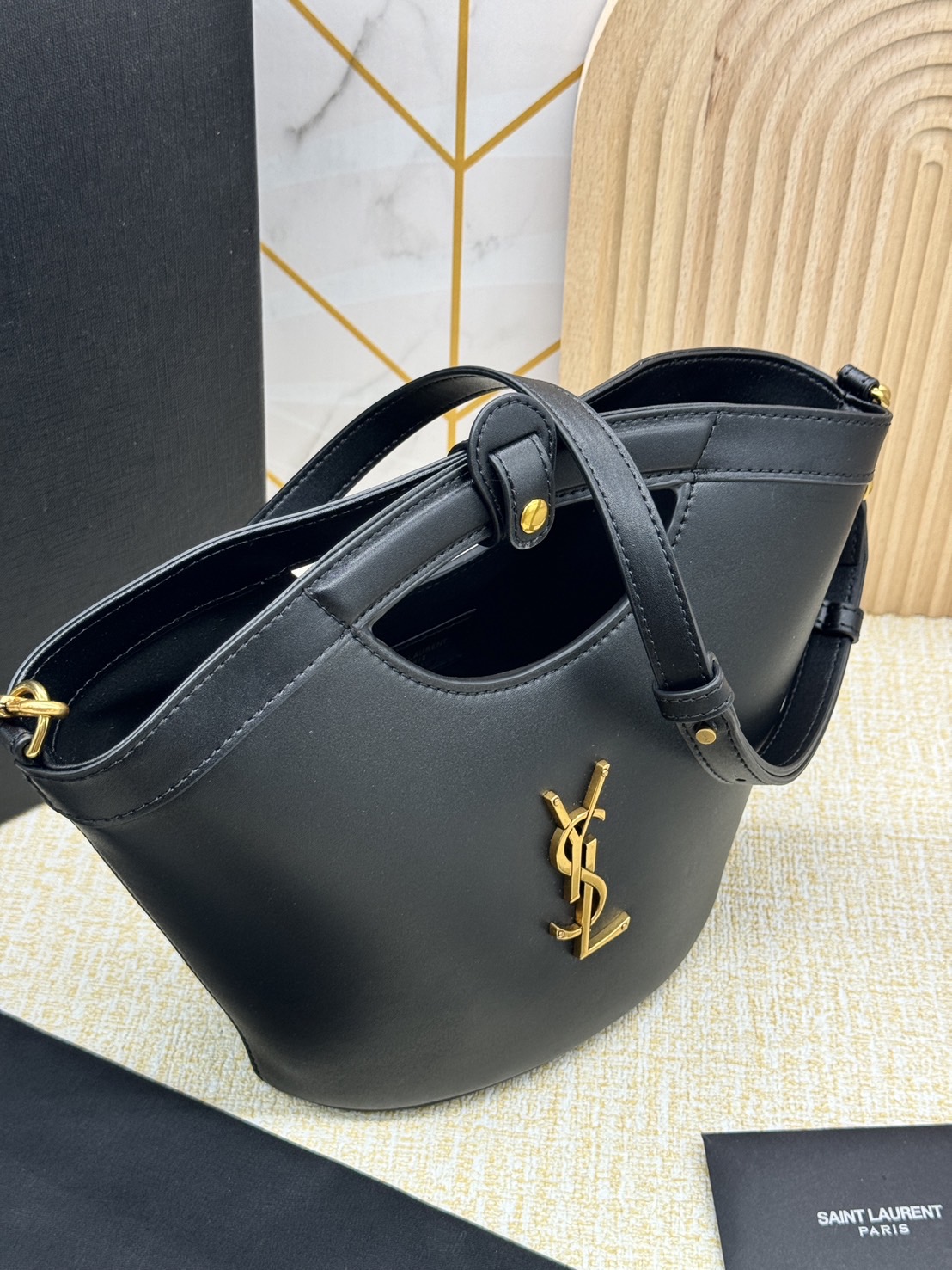 YSL CELIA MINI TOTE IN SMOOTH LEATHER / YSL Bucket Bag กระเป๋าสะพายทรงโท้ทมือจับในตัว รุ่นใหม่ทันสมัย งานหนังเต็มใบ เกรดออริ 1:1 ใช้งานต่างประเทศได้