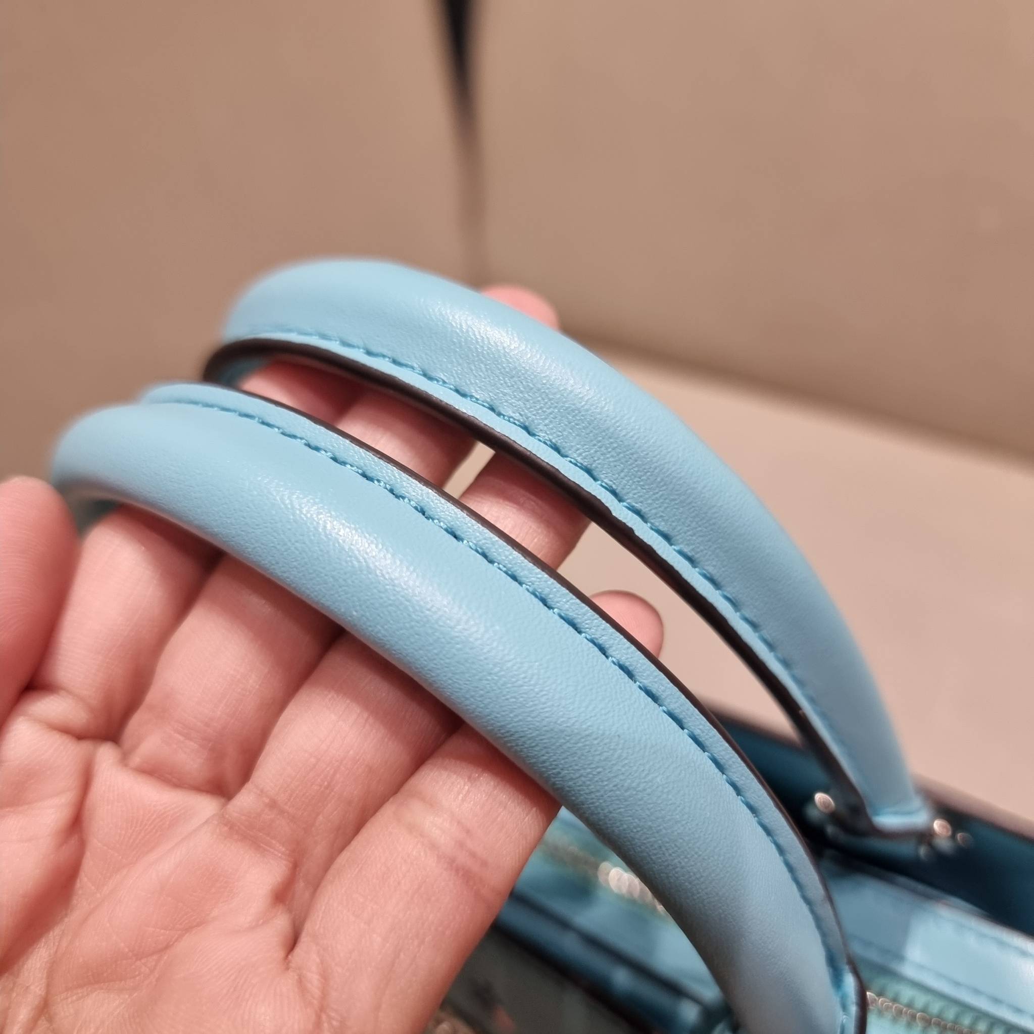 COACH C8216 MINI LILLIE CARRYALL WITH MYSTICAL FLORAL PRINT สีใหม่ล่าสุด กับรุ่นที่สุดของความขายดี คอลยอดฮิตในลวดลายสุดชิค กระเป๋าสะพายทรงสวย ที่ดีไซน์ออกมาให้ใช้งานง่าย สะดวก สวย หรู ดูดี!! วัสดุหนังแคนวาสเคลือบลาย มาพร้อมสายสะพายข้างและหูจับในตัว ถอดออก