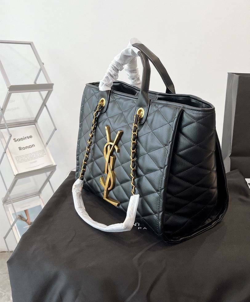 SAINT LAURENT ICARE MAXI SHOPPING BAG IN QUILTED LAMBSKIN / YSL ICARE MAXI SHOPPING BAG กระเป๋าทรงช็อปปิ้งใบใหญ่ มาพร้อมใบลูก พร้อมส่ง ใหม่ล่าสุด หนังนุ่มบุลายนวม โดดเด่นด้วยโลโก้แบรนด์และสายสะพายไหล่ใช้โซ่ทองอย่างดี สวยและหรูมากๆ ภายในกระเป๋ากว้างใส่สัมภ