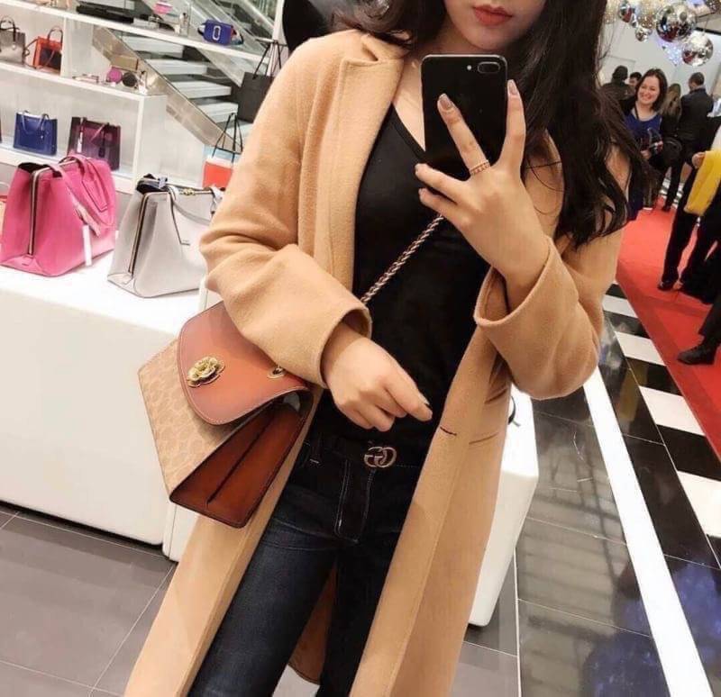 COACH 30585 PARKER IN SIGNATURE CANVAS With Tea Rose สินค้าใหม่ทรงน่ารัก ใช้แล้วดูแพงมากกก มีช่องใส่ขนาดกว้าง ใส่ของได้จำนวนมาก สามารถสะพายข้างแบบโซ่คู่ แบบคุณนาย หรือสะพายเป็น crossbody โดดเด่นด้วยลายsignature coach ใครยังไม่มีห้ามพลาดดดเลยนะ ของสวยจริง