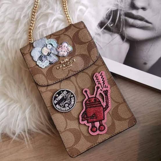 COACH PHONE CASE CROSSBODY BAG ((73486//76988//76357//39955//91046)) COACH NORTH/SOUTH CROSSBODY IN SIGNATURE CANVAS กระเป๋าใส่โทรศัพท์รุ่นนี้ มีความโดดเด่นทั้งดีไซน์และคุณสมบัติในการใช้งาน ด้วยลวดลายที่มีซิกเนเจอร์เป็นเอกลักษณ์แล้ว ด้านหลังยังมีช่องใส่กา