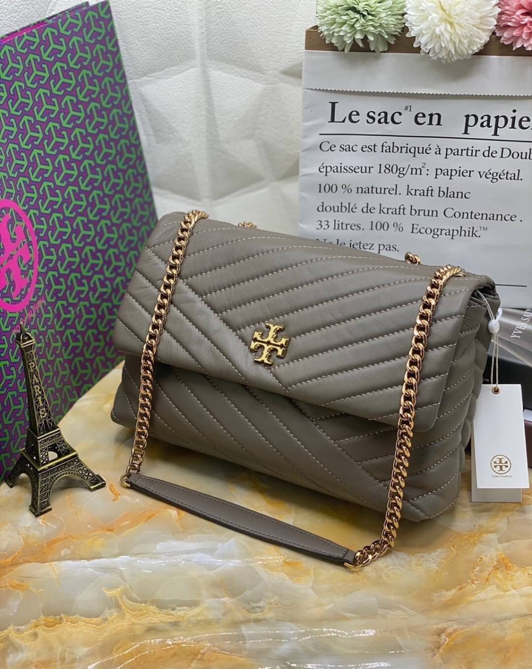 Large : Tory Burch Kira Chevron Quilted Convertible Leather Crossbody Bag เป็นกระเป๋าที่ใช้ในการออกงานสำคัญหรือวันที่มีปาร์ตี้สังสรรค์ คุณควรเลือกใช้กระเป๋าที่มีดีไซน์สะดุดตา เพราะจะช่วยยกระดับและเพิ่มเสน่ห์ให้กับตัวคุณเองมากยิ่งขึ้น หากเป็นงานทางการ เช่น