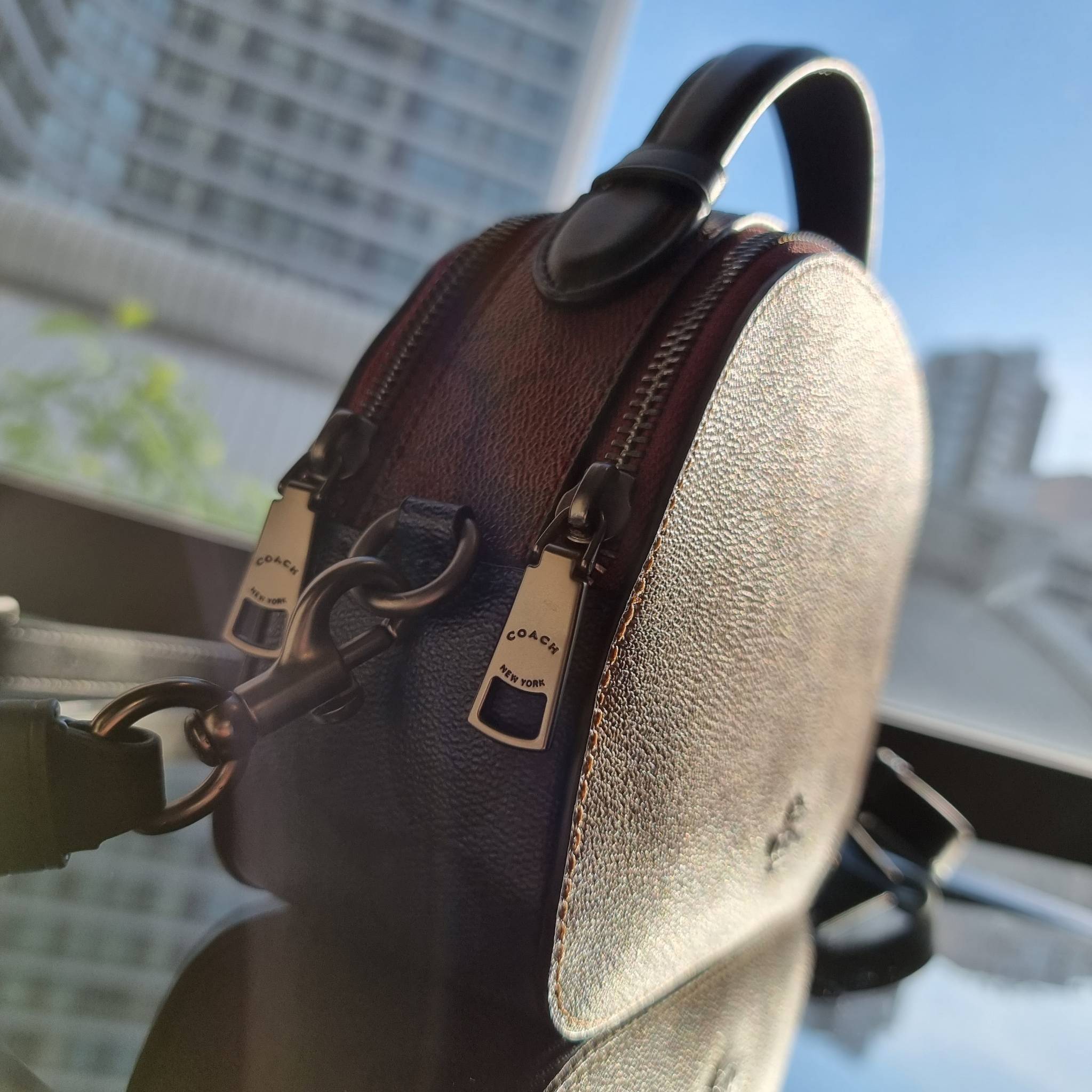 OUTLET 】COACH 1591 SERENA SATCHEL IN SIGNATURE CANVAS กระเป๋าสะพายคอลเลคชั่นยอดฮิต ดีไซน์ลุคผู้ดี ต้องยกให้น้องใบนี้เลย!! จัดสีขายดี สีลุคคุณหนูมาให้ สวยตาแตก!! วัสดุหนังแคนวาส เปิด-ปิดด้วยซิป 2 ช่องหลัก ภายในเป็นช่องโล่ง เก็บของได้แบบสบายๆ ใส่มือถือได้ทุ