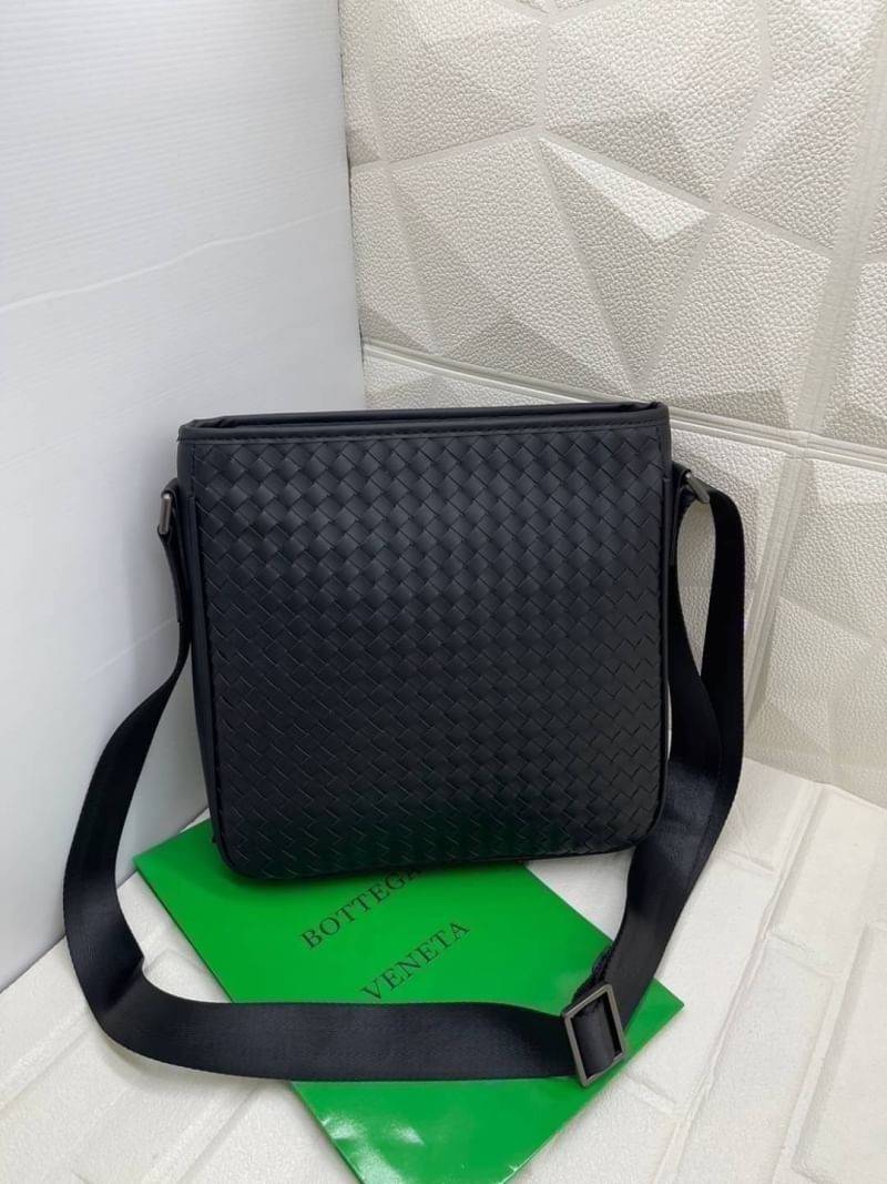 BOTTEGA VENETA Messenger Bag กระเป๋าสะพายทรงแมสเซนเจอร์ ดีไซส์สานเป็นเอกลักษณ์ของแบรนด์ รุ่นตามหาที่หนุ่มๆ ควรมี ดีไซส์เรียบหรู คลาสสิก ใช้งานง่าย everyday look จะซื้อใช้เองหรือเป็นของฝากก็เหมาะมากๆ ค่ะ