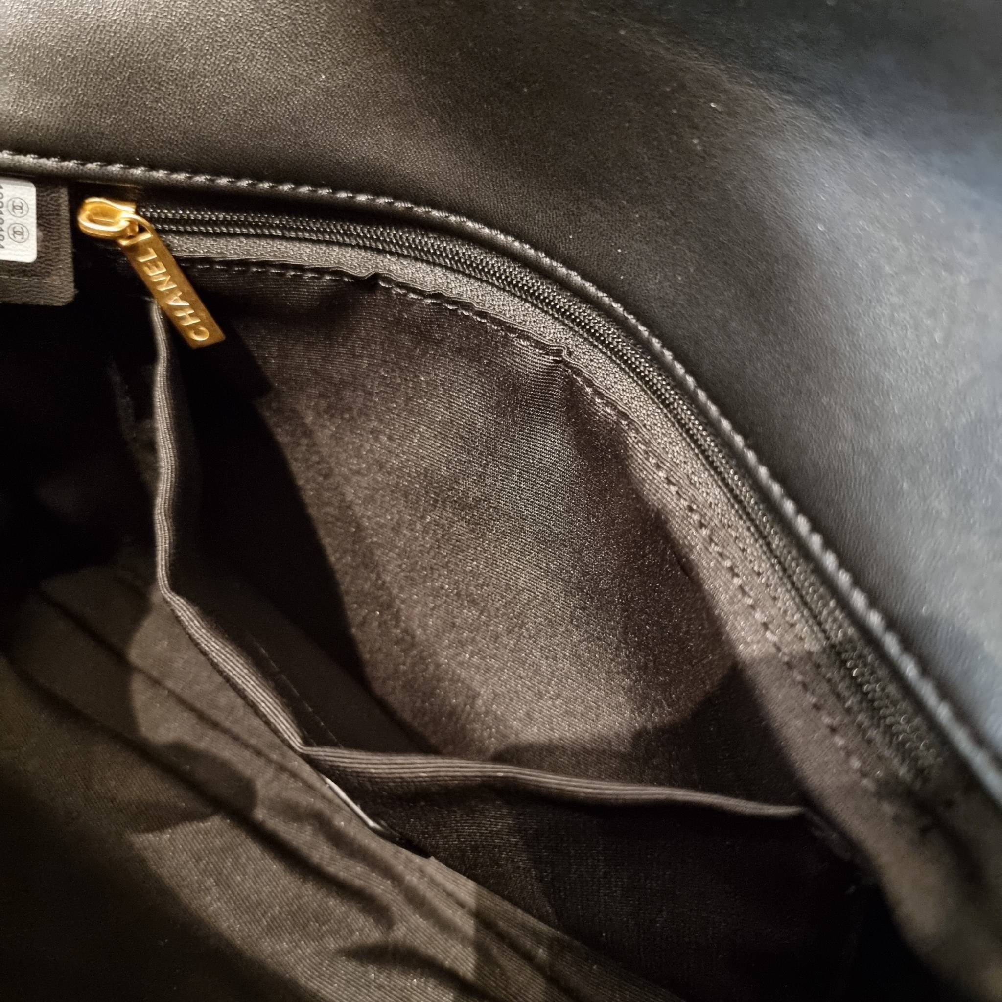 VIP 】สวยหรูพร้อมเสิร์ฟ!! กับไอเท็มสุดเลิฟจาก Chanel กระเป๋าสะพายที่สุดของความคุ้มค่า วัสดุหนังแกะนิ่มเต็มใบ เปิด-ปิดกระเป๋าด้วยตัวบิดล็อค ภายในกระเป๋าบุผ้าสวยหรู มีช่องโล่งกว้างจุของได้สบาย ใส่โทรศัพท์ กระเป๋าสตางค์ได้ มีช่องซิป 1 ช่อง ช่องย่อย 1 ช่อง ดีเ