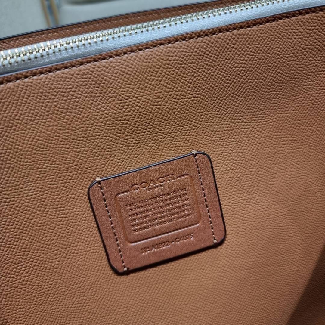 COACH C4075 TATUM CARRYALL IN SIGNATURE CANVAS คอลเลคชั่นใหม่ล่าสุด จัดมาให้ได้สวยก่อนใคร สวยหรูทุกสี!! ลุคผู้ดีต้องมาอีกหนึ่ง กระเป๋าสะพายทรงสวย ที่มาพร้อมสายสะพายไหล่ในตัว และสายครอสบอดี้สำหรับสะพายข้าง วัสดุหนัง crossgrain สวยคมมากๆ ตัวกระเป๋าถูกแบ่งเป