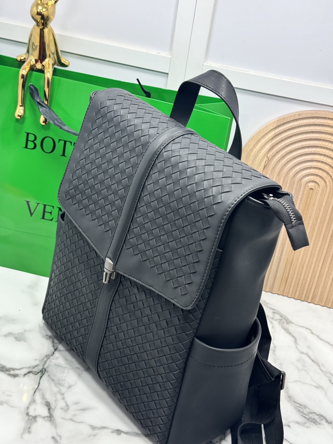 ORI หนังแท้ | Bottega Shadow Signature Flap Backpack / Bottega Backpack กระเป๋าเป้ กระเป๋าสะพายหลัง โดดเด่นด้วยงานสานตารางสวยคลาสสิคเรียบหรูเป็นเอกลักษณ์