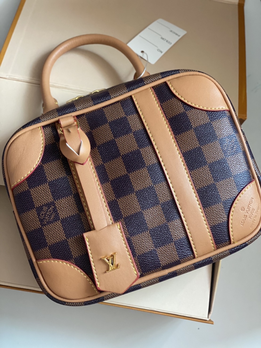 LV Valisette Souple BB Damier Ebene / LV Vanity Bag เกรดออริจินอล ใช้งานต่างประเทศได้ พร้อมส่งที่ไทย กระเป๋าถือทรงสวย ขนาดกะทัดรัดที่ได้แรงบันดาลใจมาจากกระเป๋าเดินทางสไตล์วินเทจ