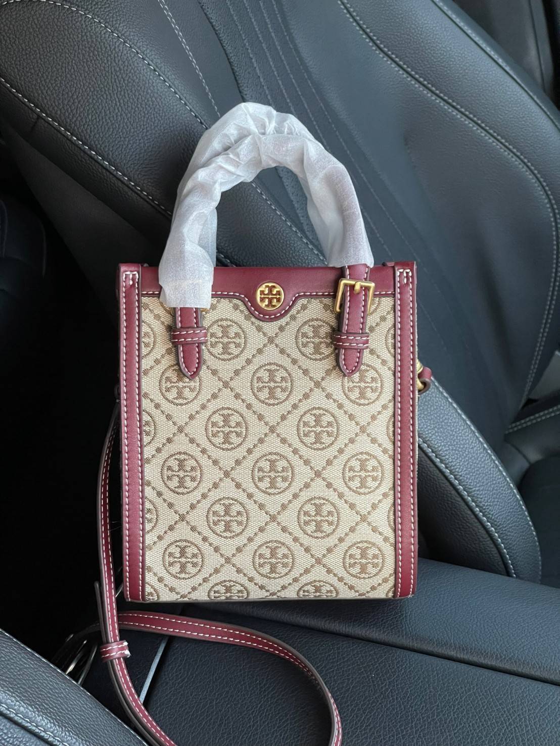 Tory burch t monogram jacquard mini tote ลวดลายT monogram ด้วยโลโก้สุดไอคอนนิคของแบรนด์ โดดเด่นด้วยกราฟฟิคและดีไซน์ ออกมาในหลายรูปแบบหลายคอลเลคชั่น แต่ละคอลเลคชั่นสวยหรูไม่แพ้กัน ทรงมินิโท้ท ขนาดกำลังดี ใช้งานง่าย ก็เป็นอีกหนึ่งรุ่นที่ทันยุคทันสมัยที่สาวๆ