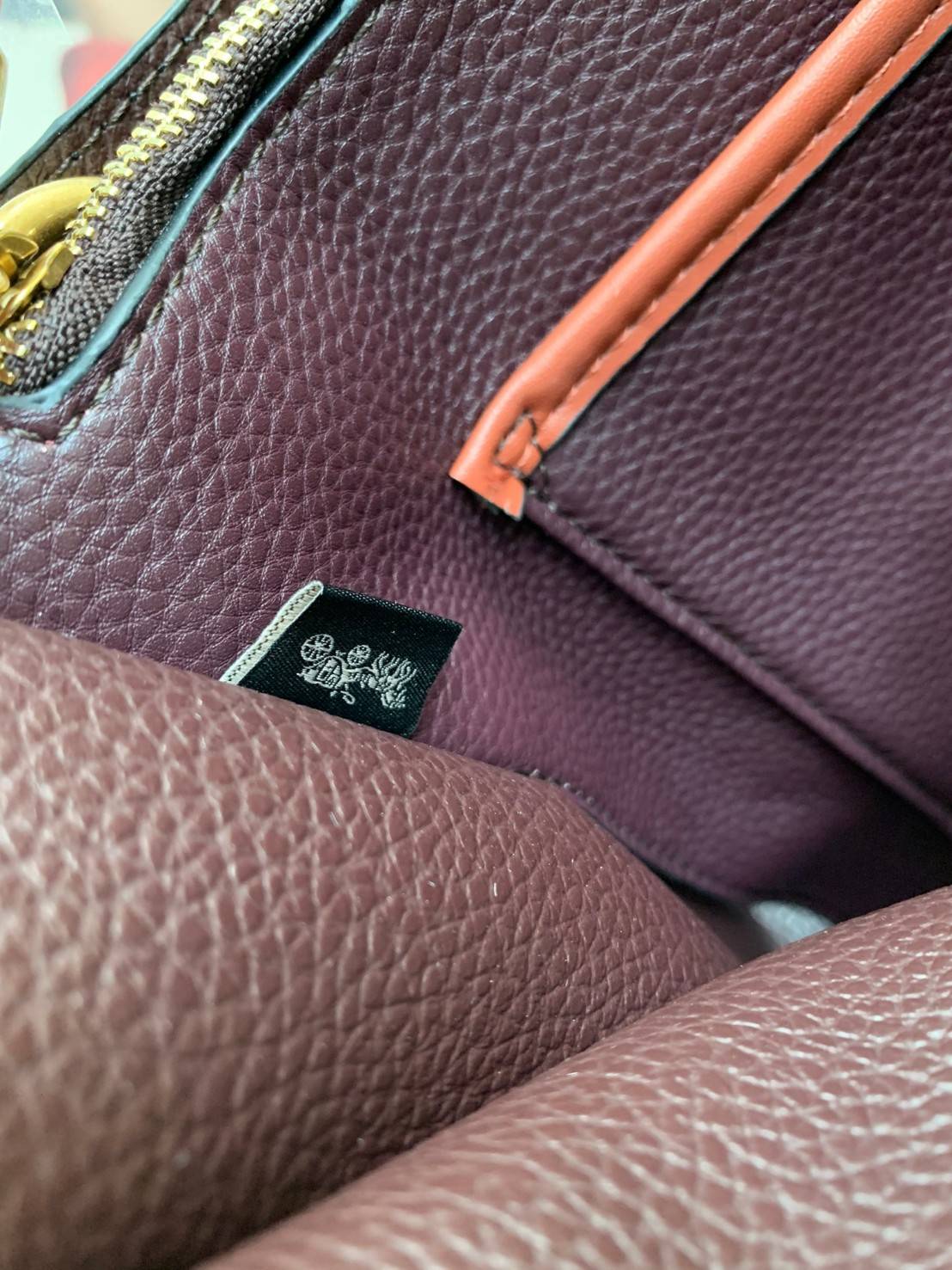 COACH C3889 TYLER CARRYALL 28 IN SIGNATURE CANVAS ((C3460//C3889)) รุ่นยอดฮิตที่สาวๆหลายคนเรียกร้อง กับกระเป๋าถือ/สะพายทรงสวย ที่มาพร้อมสายสะพายไหล่ในตัว และสายครอสบอดี้สำหรับสะพายข้าง ตัวกระเป๋าถูกแบ่งเป็นสัดส่วนสวยงาม มีช่องซิปกลางที่ใหญ่พอสมควร และยังม