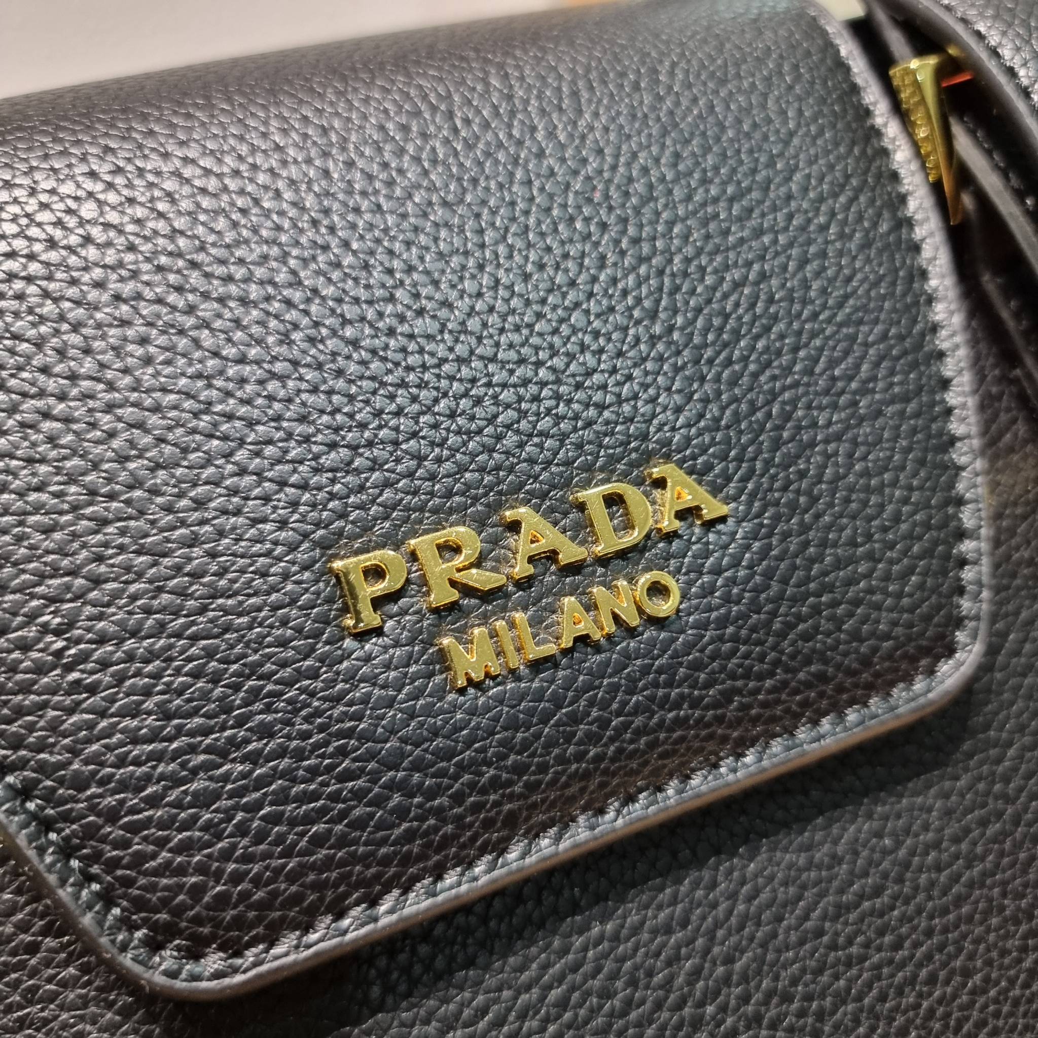 PRADA Saffiano leather bag / Prada leather bag กระเป๋าถือ/สะพายล่าสุด ที่ดีไซน์เรียบหรู สวยคมชัด เต็มไปด้วยดีเทลน่าใช้ สายคล้องไหล่ที่สามารถถอดออกได้