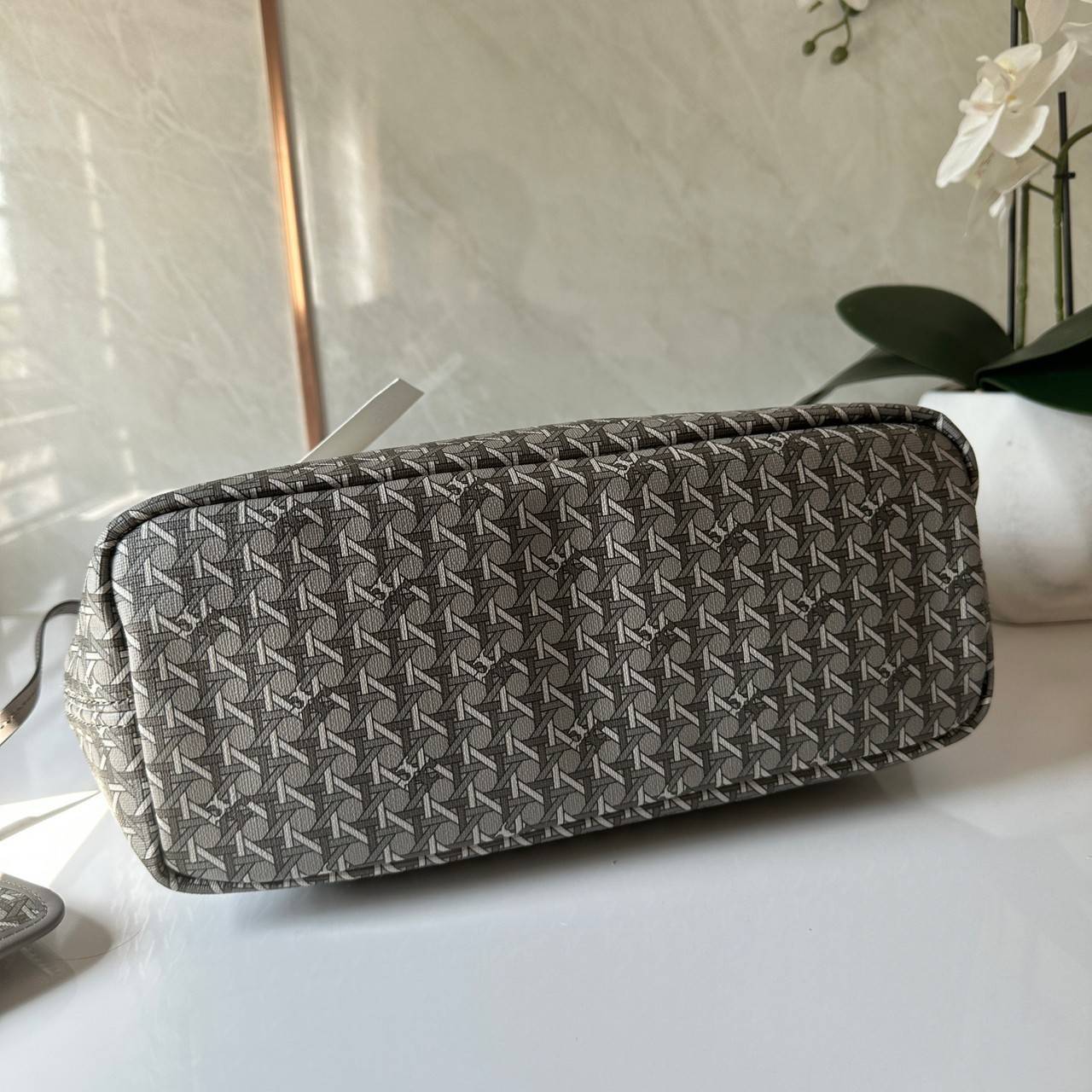 Tory Burch Ever Ready Zip Tote Small Coated Canvas / Tory Burch Geo Logo Tote กระเป๋าโท้ท พิมพ์ลายด้วยลวดลายสานตะกร้าอันเป็นเอกลักษณ์ของแบรนด์ ซึ่งได้แรงบันดาลใจจากความหลงใหลในงานจักสานของผู้ก่อตั้ง