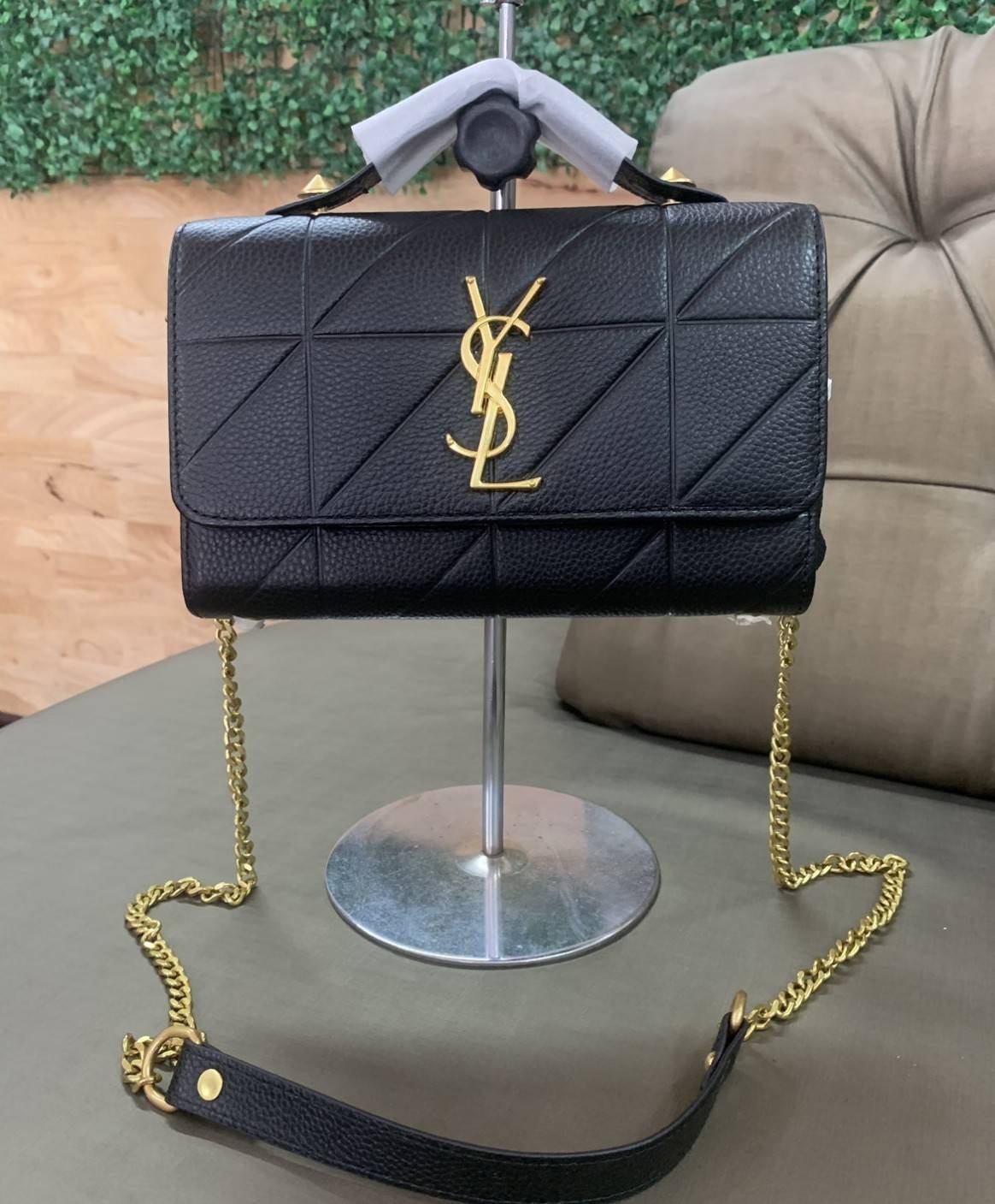 SAINT LAURENT YSL BAG VIP GIFT WITH PURCHASE (GWP) พรีเมี่ยมกิ้ฟ Limited Edition จาก YSL DUTY FREE COUNTER วัสดุหนังแกะหนังเคราะห์ ตกแต่งลวยลายตาราง ปักหมุดตรงหูหิ้ว ด้านหน้าประดับโลโก้แบรนด์YSL ขนาดกระทัดรัด หนังเงาสวย อะไหล่ทองทั้งใบ มาพร้อมสายสะพายยาวส