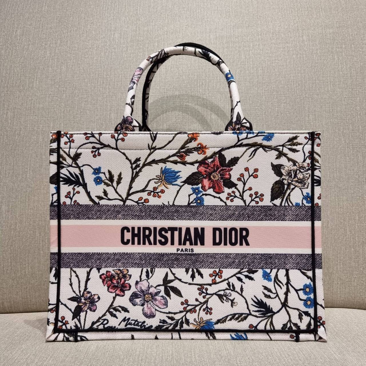 VIP 】HOT ARRIVAL!! DIOR CD SHOPPING BAG WITH GWP กระเป๋าทรงช้อปปิ้งใบใหญ่ จุใจ!! พรีเมี่ยมกิ๊ฟรุ่นดับเบิ้ลฮอต ดีไซน์คลาสสิควินเทจ สวยหรู วัสดุผ้าแคนวาสลายกราฟฟิค ภายในโล่งกว้างมากๆ ใส่ของจุสุดๆ โน้ตบุ้ค ไอแพด กระเป๋าสตางค์ มือถือ หรือเสื้อผ้ายังได้ สะพายค