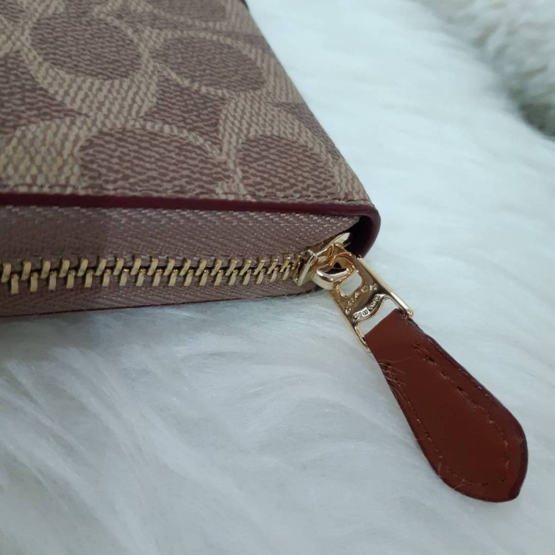 ของแท้ 100% 👍 COACH 31546 ACCORDION ZIP WALLET IN COLORBLOCK SIGNATURE CANVAS กระเป๋าสตางค์ใบยาวรุ่นขายดี!! สีขายหมด!! สาวๆต้องยกให้เป็นไอเท็มที่ขาดไม่ได้เลยน้า วัสดุหนังแคนวาสเคลือบ ภายในเป็นหนังแท้