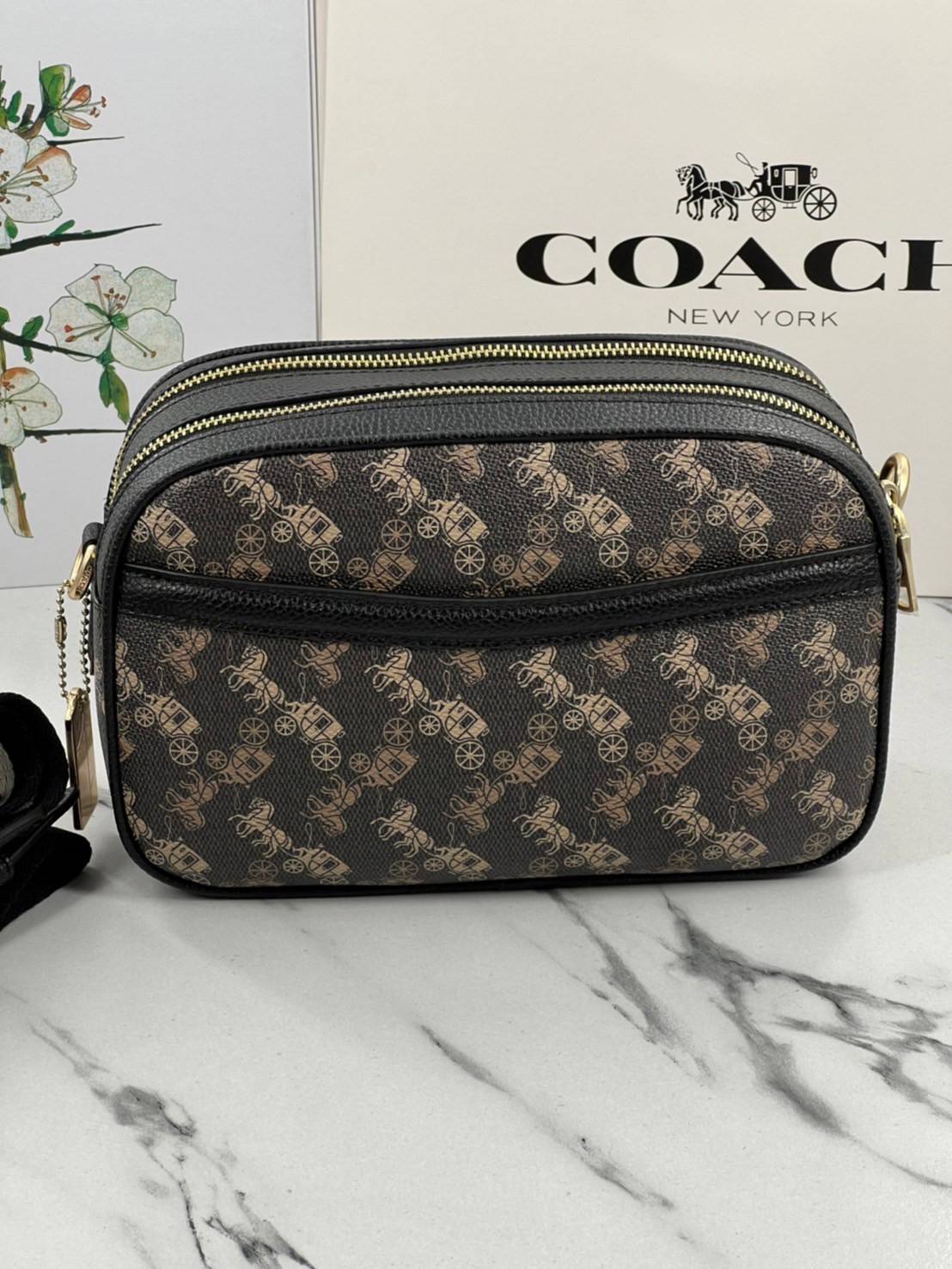 COACH JES CROSSBODY WITH HORSE AND CARRIAGE PRINT ((91109)) กระเป๋าสะพายครอสบอดี้ร์ หนังแท้นิ่ม ลายปริ้นรถม้าทั้งใบสวยงามมากๆค่ะ กระเป๋าแบ่งเป็น2ช่องซิปหลัก ช่องกว้างสามารถใส่กระเป๋าเงินใบยาวได้;ของจำเป็นได้ครบเลยค่ะ;มีช่องให้ใส่ของจุกจิก;พร้อมช่องโล่งด้า