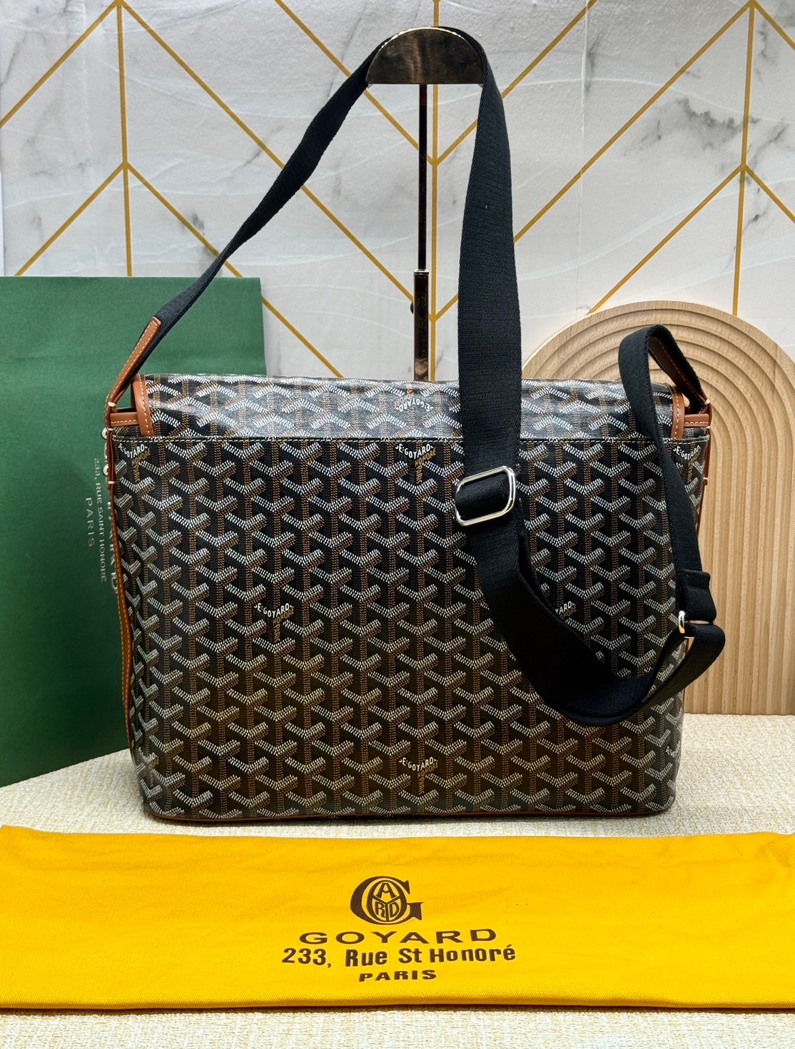 GOYARD Capetien MM Messenger Bag กระเป๋าแมสเซ็นเจอร์ใบใหญ่ ที่สุดของความหรู ตอบโจทย์การใช้งานจุของได้เยอะ เอกสาร แทปเล็ต พร้อมสายสะพาย ใช้งานง่าย ใบจริงสวยงามตามรูปค่ะ