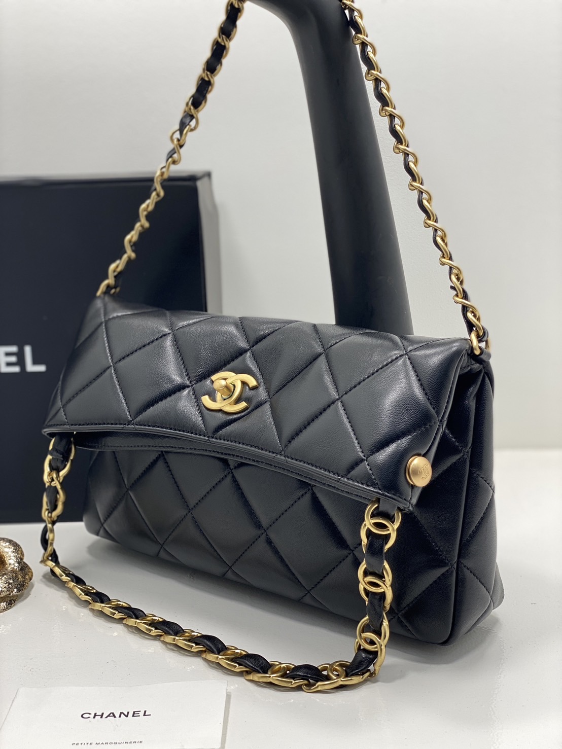 Chanel Tote Bag 27cm / Chanel Hobo / Chanel Vintage Big CC Turnlock Black Quilted Medium Bag Holo กระเป๋าโท้ทใบกลางสไตล์วินเทจ งานหนังเต็มใบลายควิลท์ เป็น every look จุของได้เยอะ เหมาะมากๆ ค่ะ