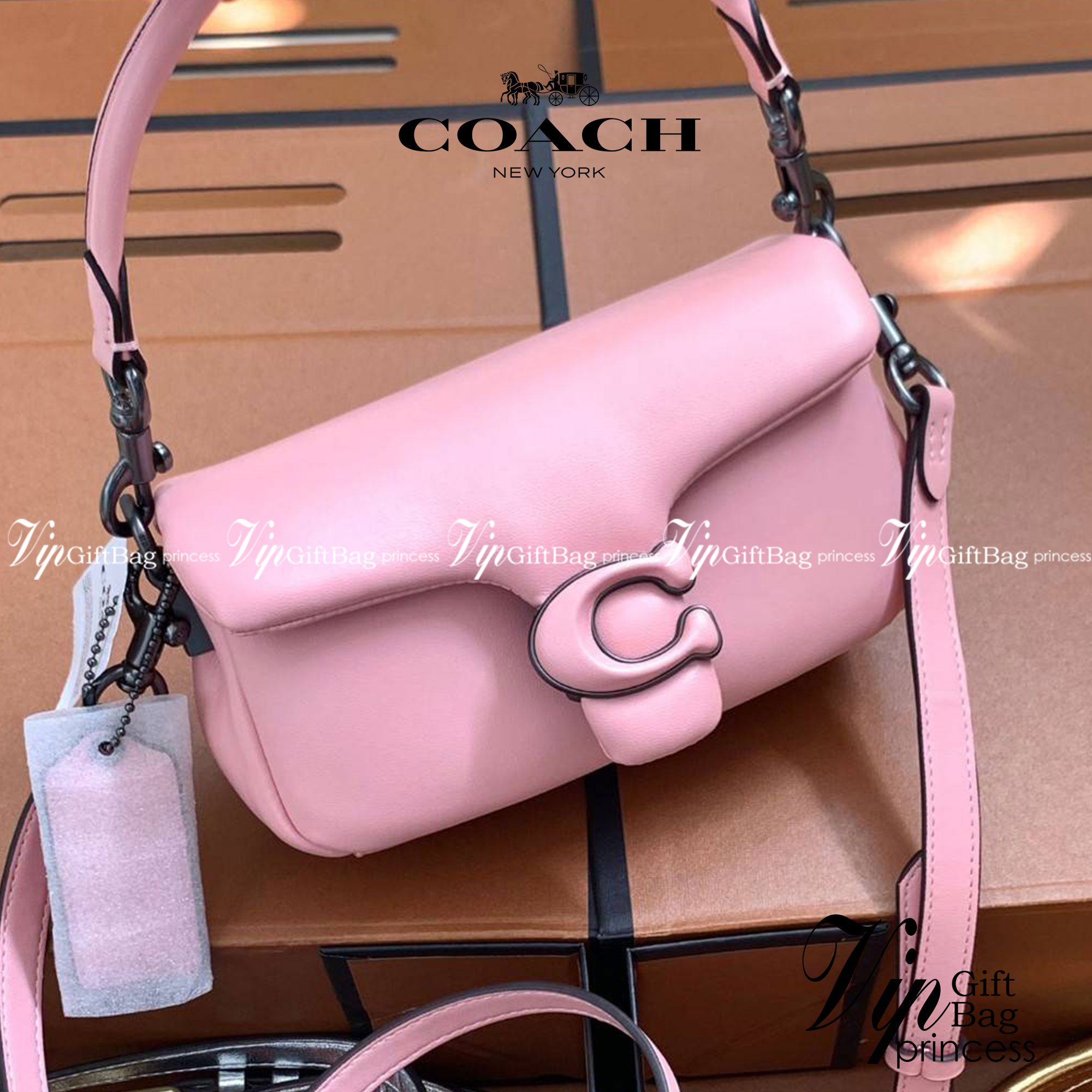 น้องสวยมากก สินค้าจริงสวยกว่าในรูป ไม่จกตาค่ะ! COACH PILLOW TABBY SHOULDER BAG 18 ((C3880)) 📣 พร้อมส่งที่ไทย คุณภาพเกินราคา! กระเป๋าหิ้ว//สะพายแบบครอสบอดี้ร์ 🔺หนัง nappa อย่างดี หนานิ่ม นุ่มมากๆ หลงรักน้องแน่นอน ✔️ใช้โลโก้แบรนด์รุ่น